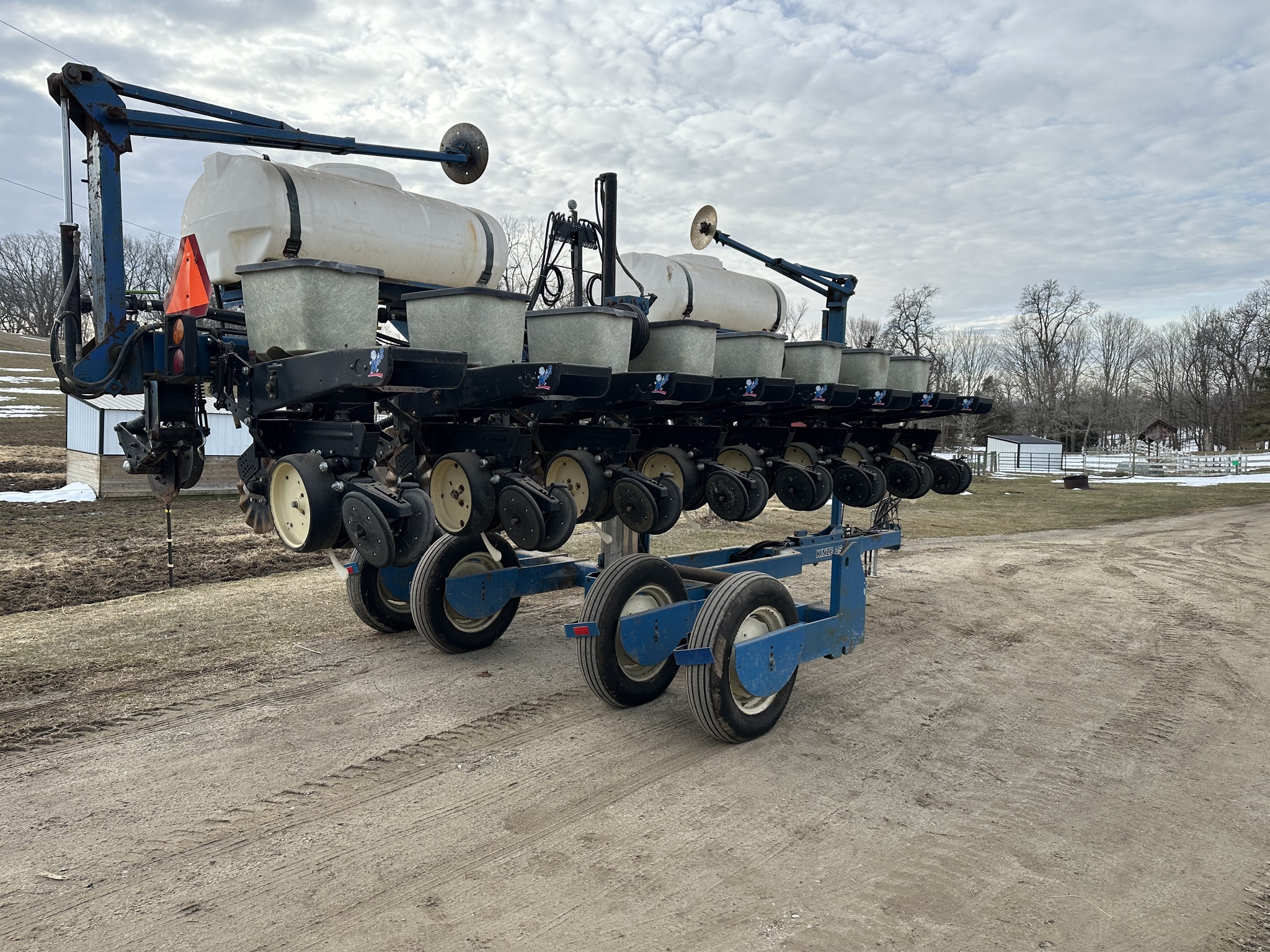 1998 Kinze 2500 Image 3