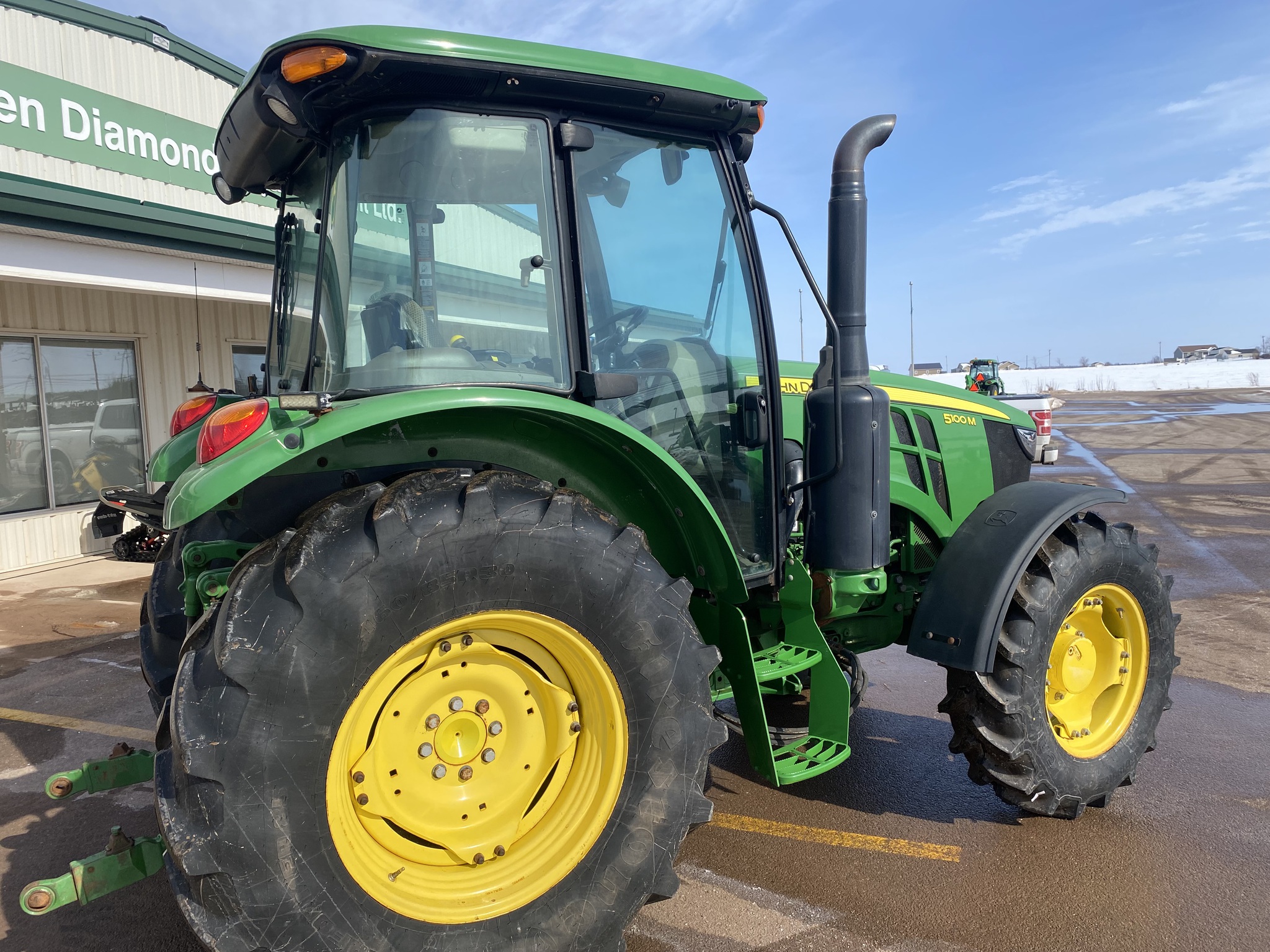 2019 John Deere 5100M Image 18