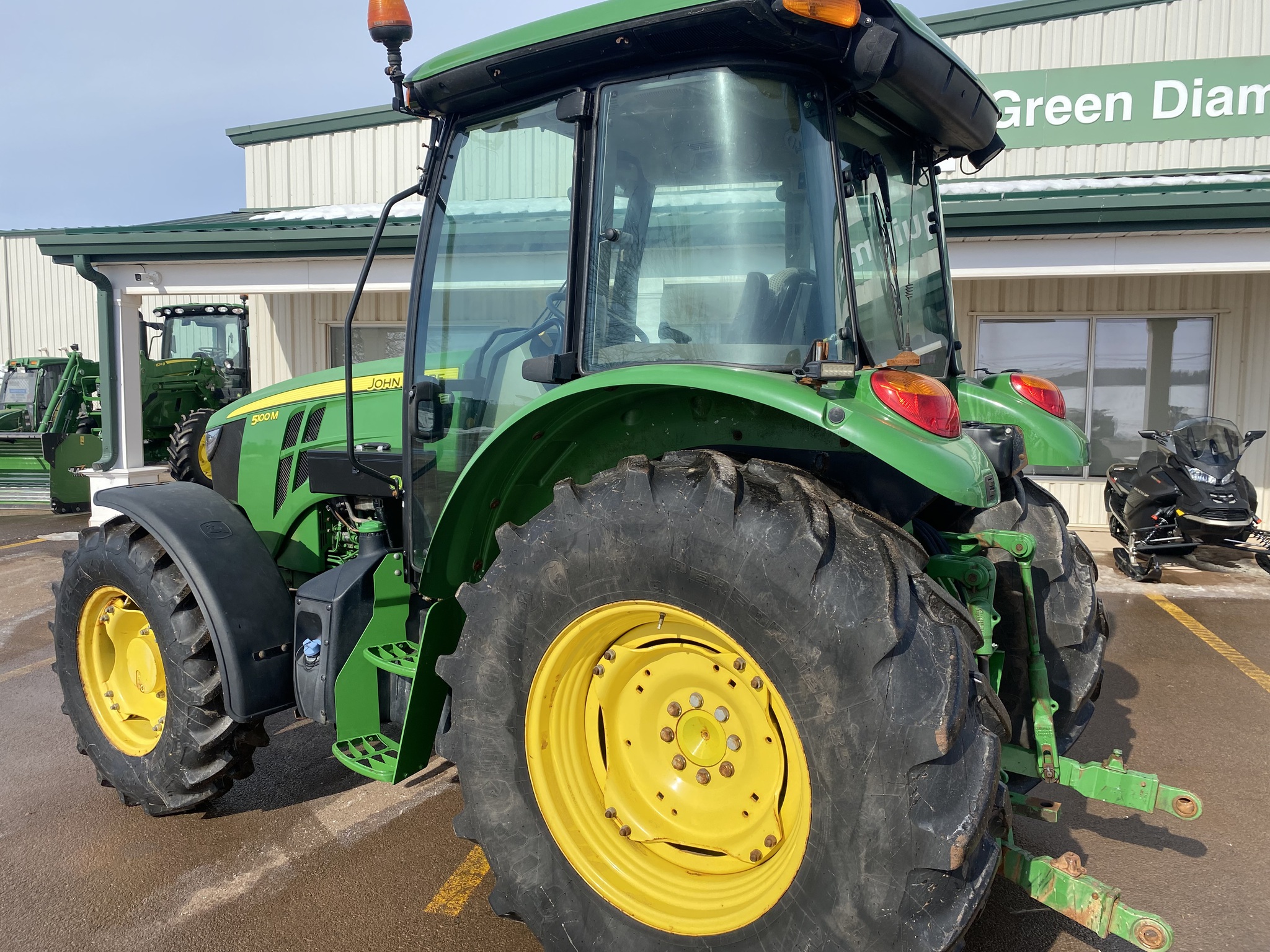 2019 John Deere 5100M Image 4