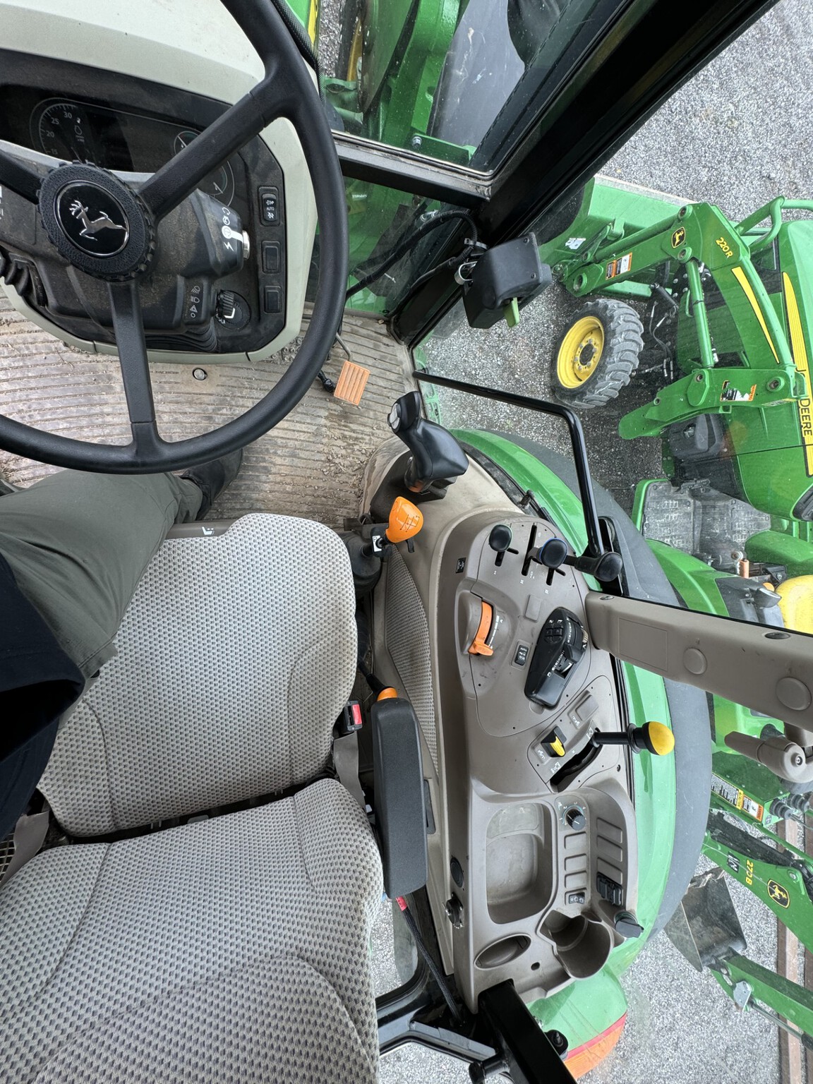 2017 John Deere 5100M Image 4