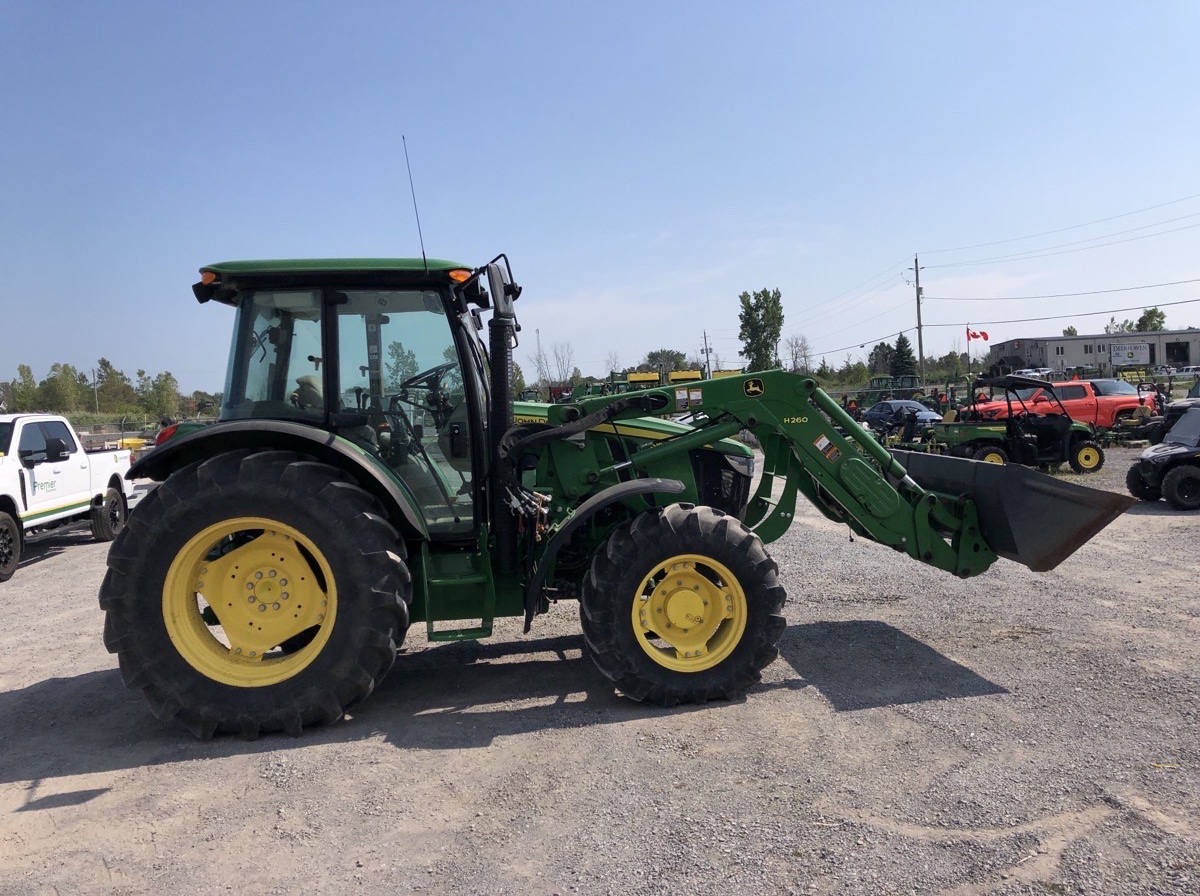 2017 John Deere 5100M Image 2
