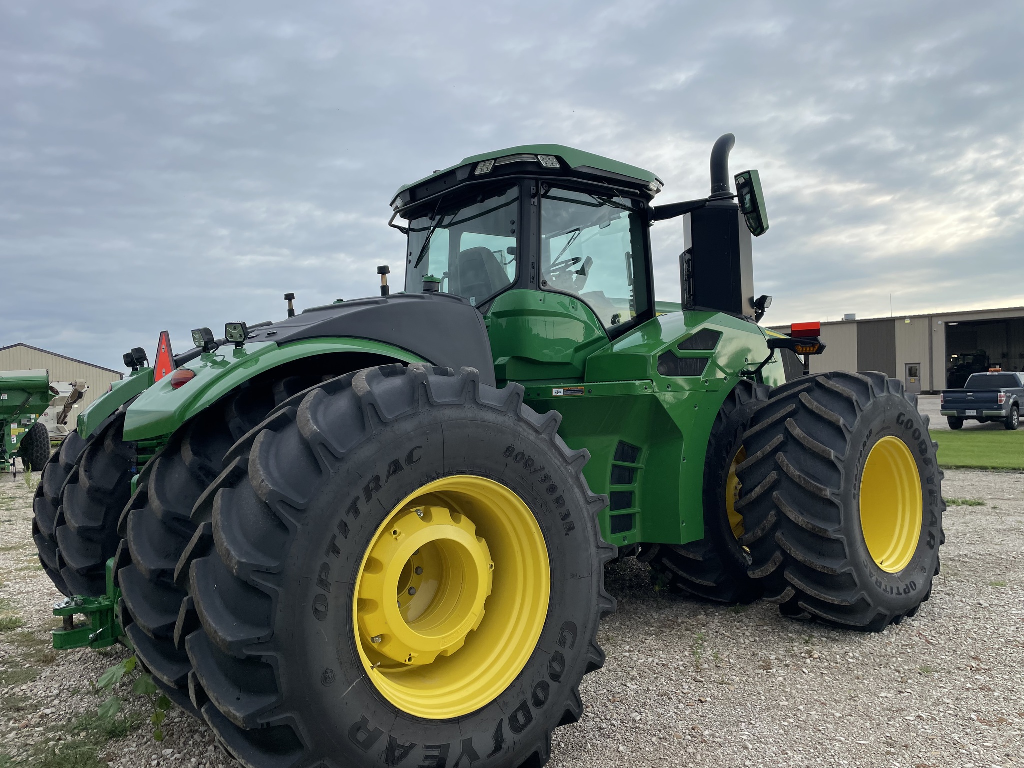  2022 John Deere 9R 640 at Heritage Tractor in Geneseo, IL