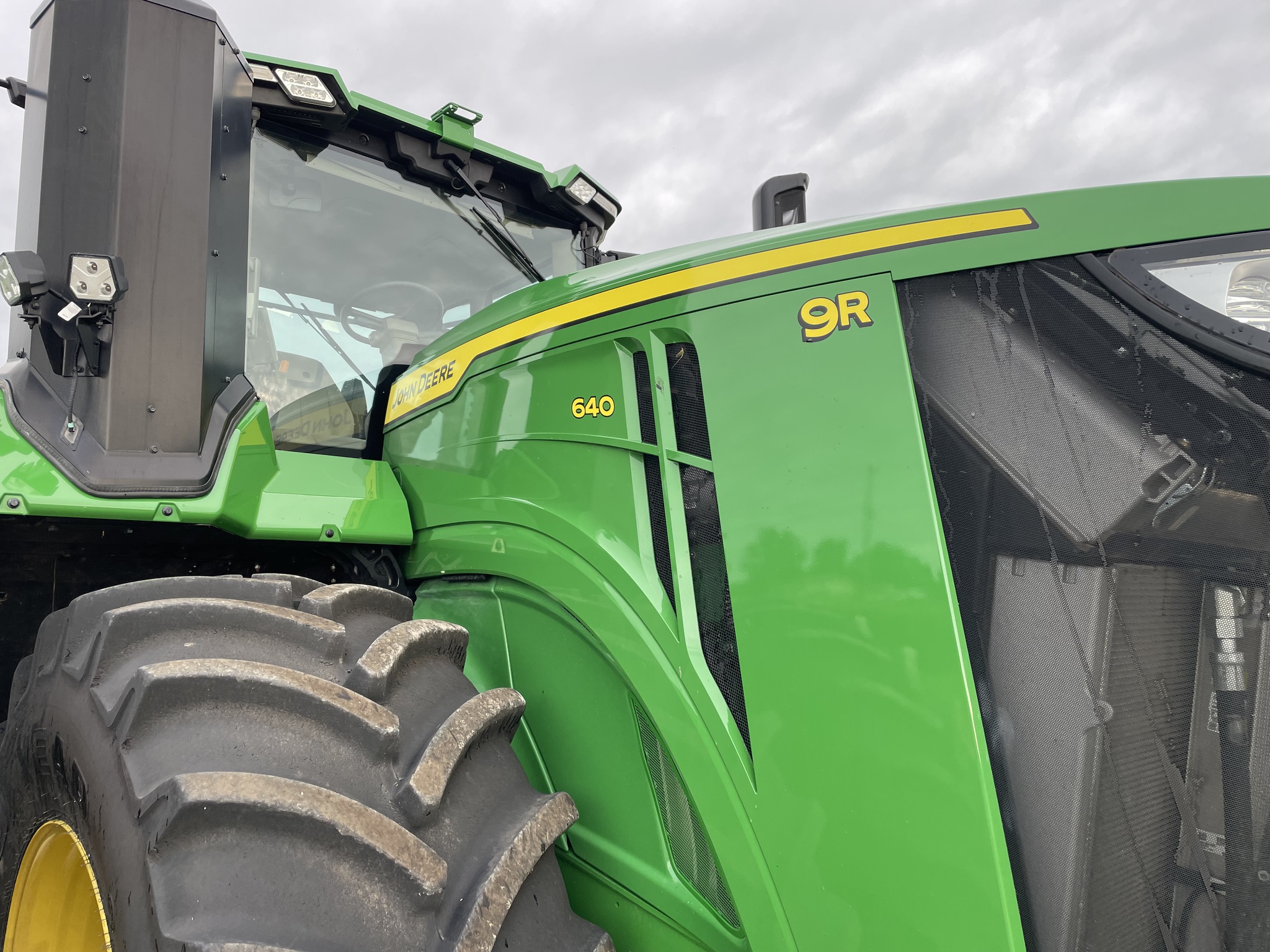  2022 John Deere 9R 640 at Heritage Tractor in Geneseo, IL