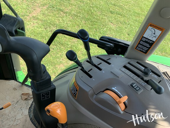 Photo of 2023 John Deere 6105E