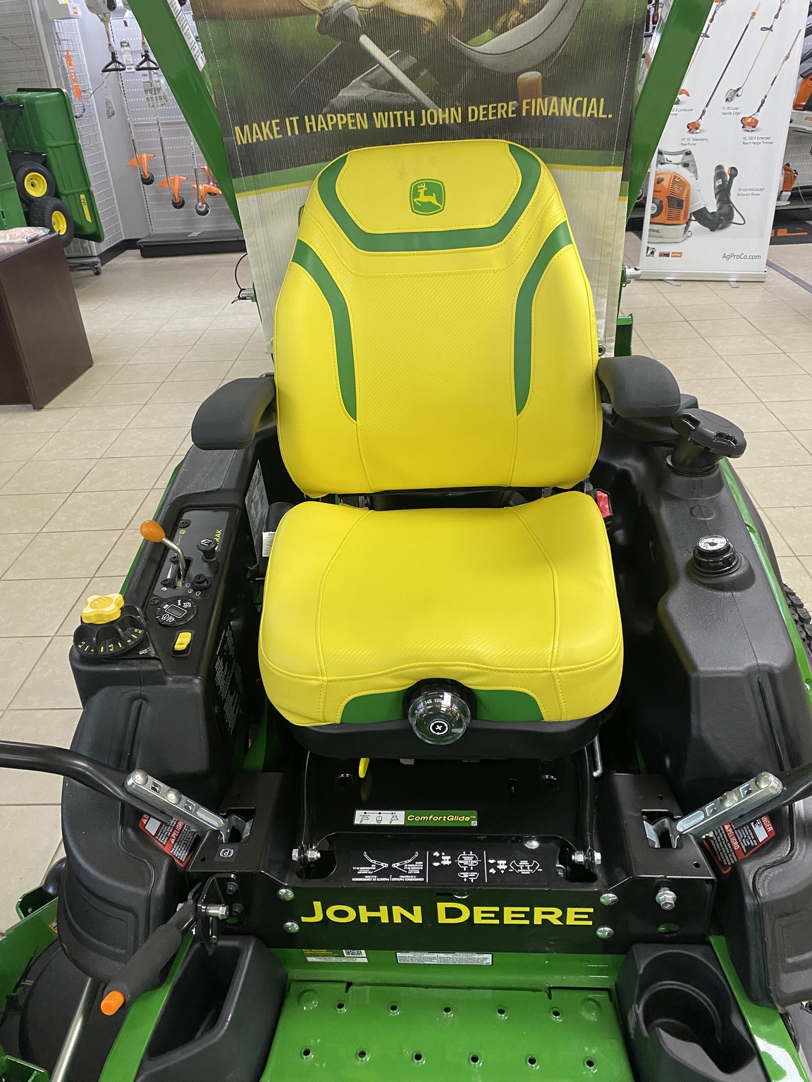 2023 John Deere Z920M Image 7