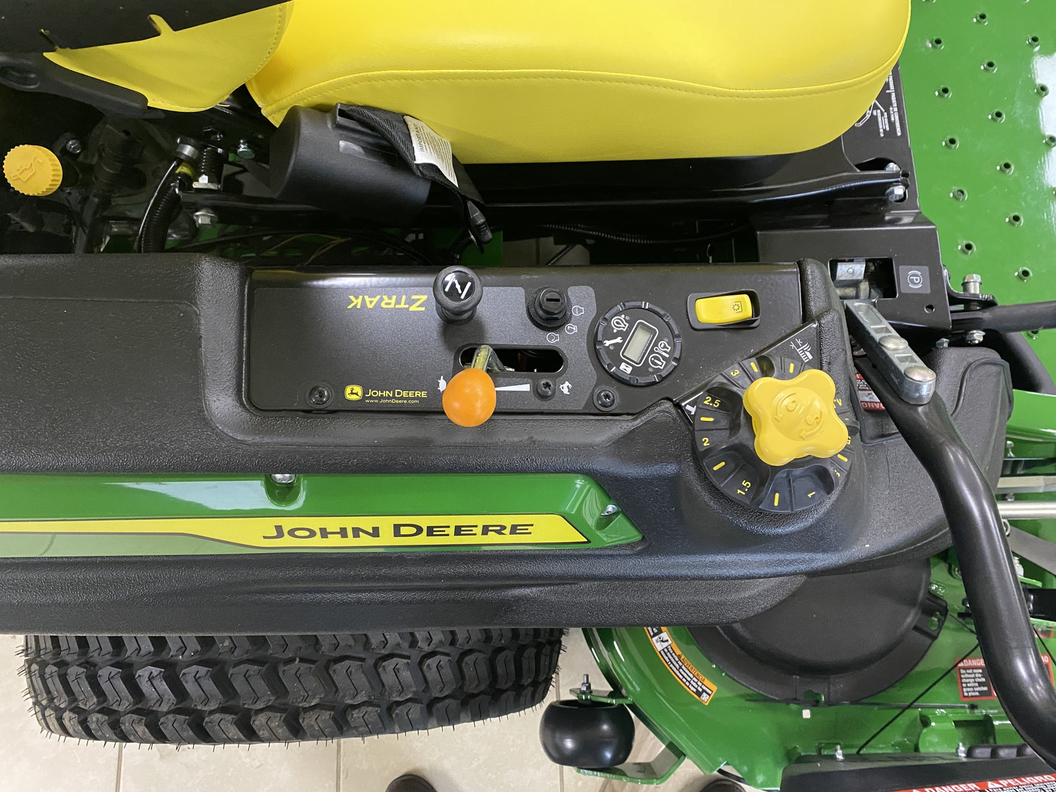 2023 John Deere Z920M Image 8