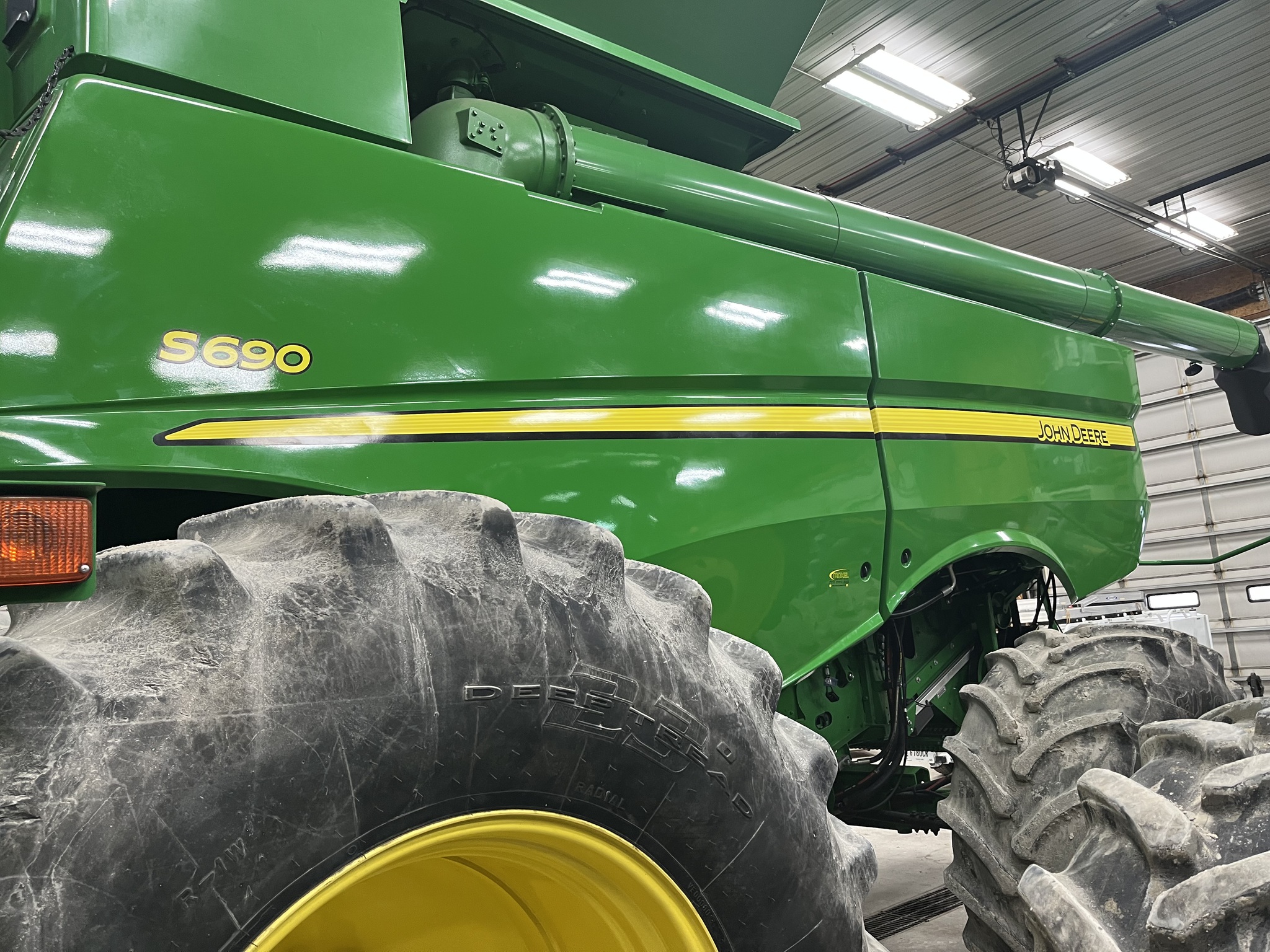 2014 John Deere S690 Image 8