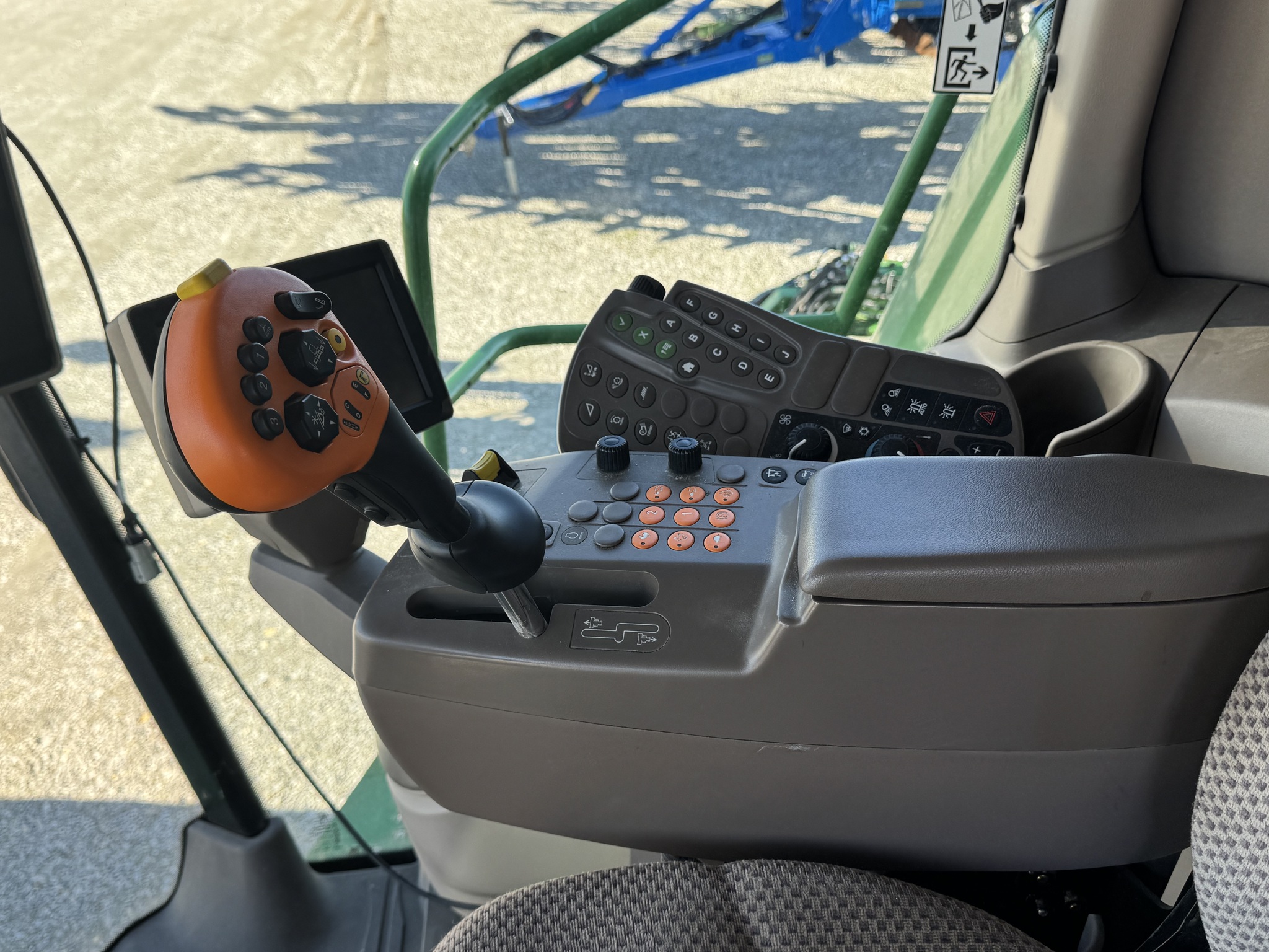 2014 John Deere S690 Image 7