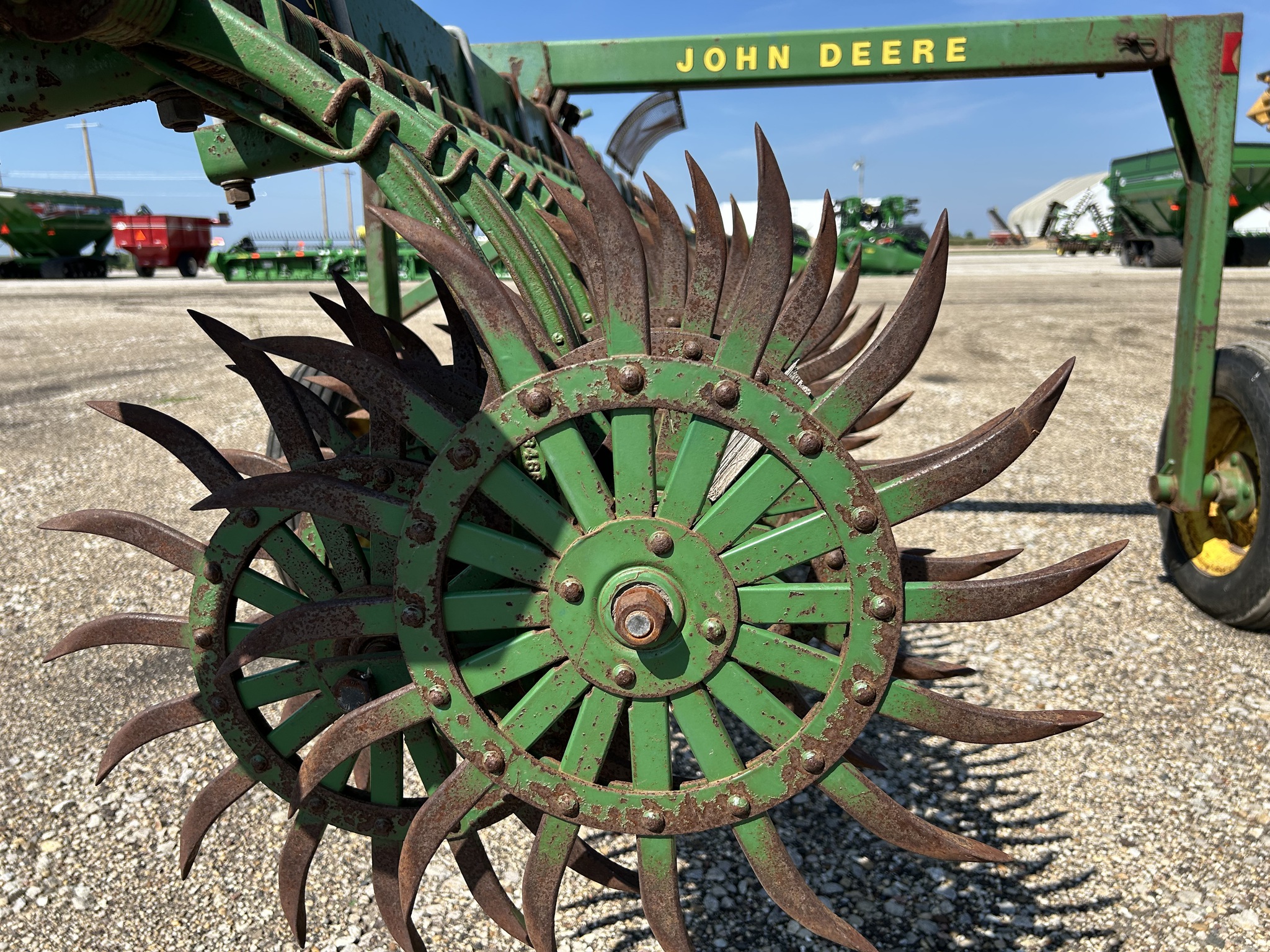   John Deere 400 at Heritage Tractor in Roanoke, IL