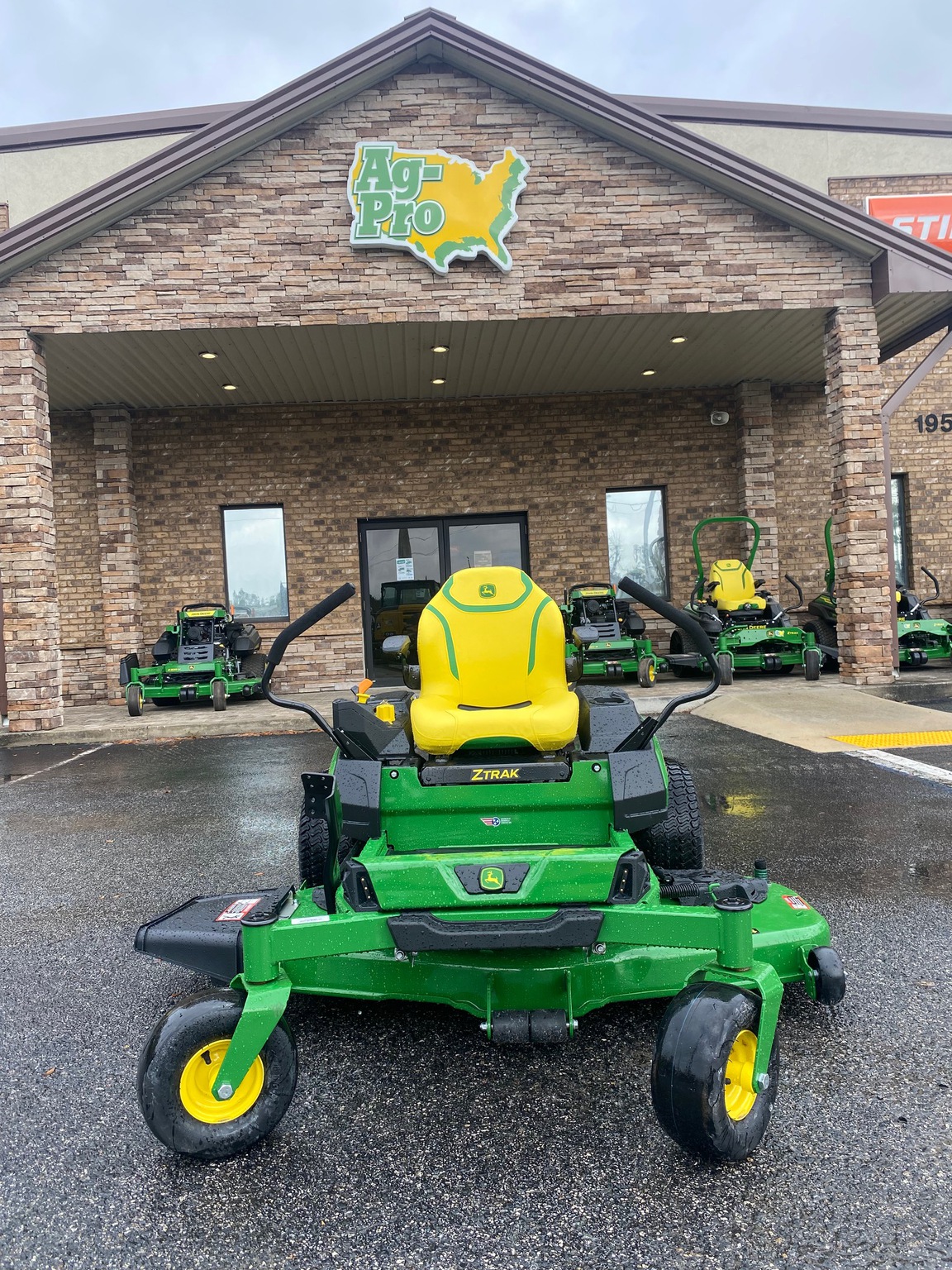 2024 John Deere Z330R Image 2
