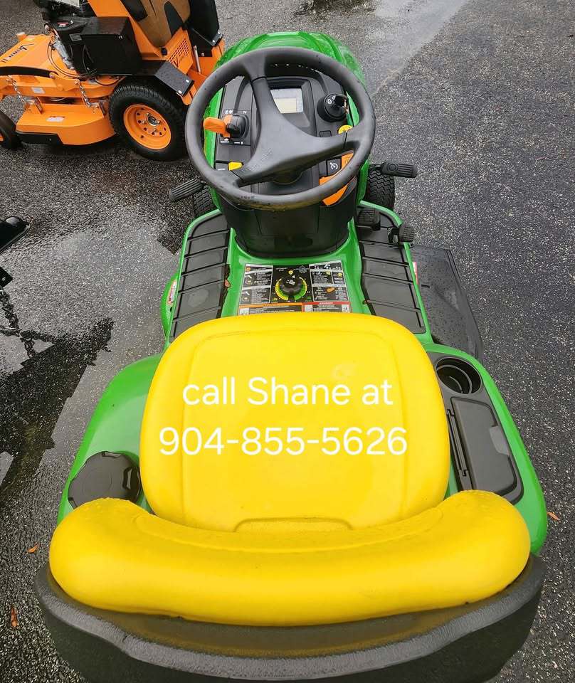 2023 John Deere X330 Image 4