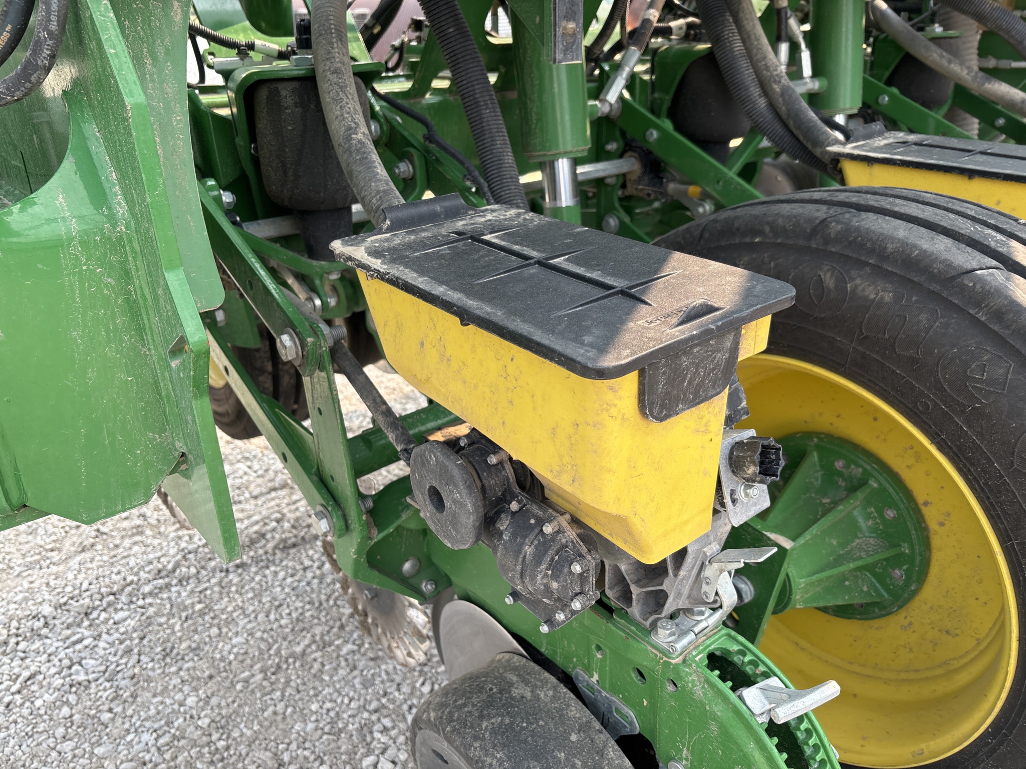 Used 2021 John Deere 1795 Planters: Drawn at Koenig Equipment in Anna, OH - PhotoXL6