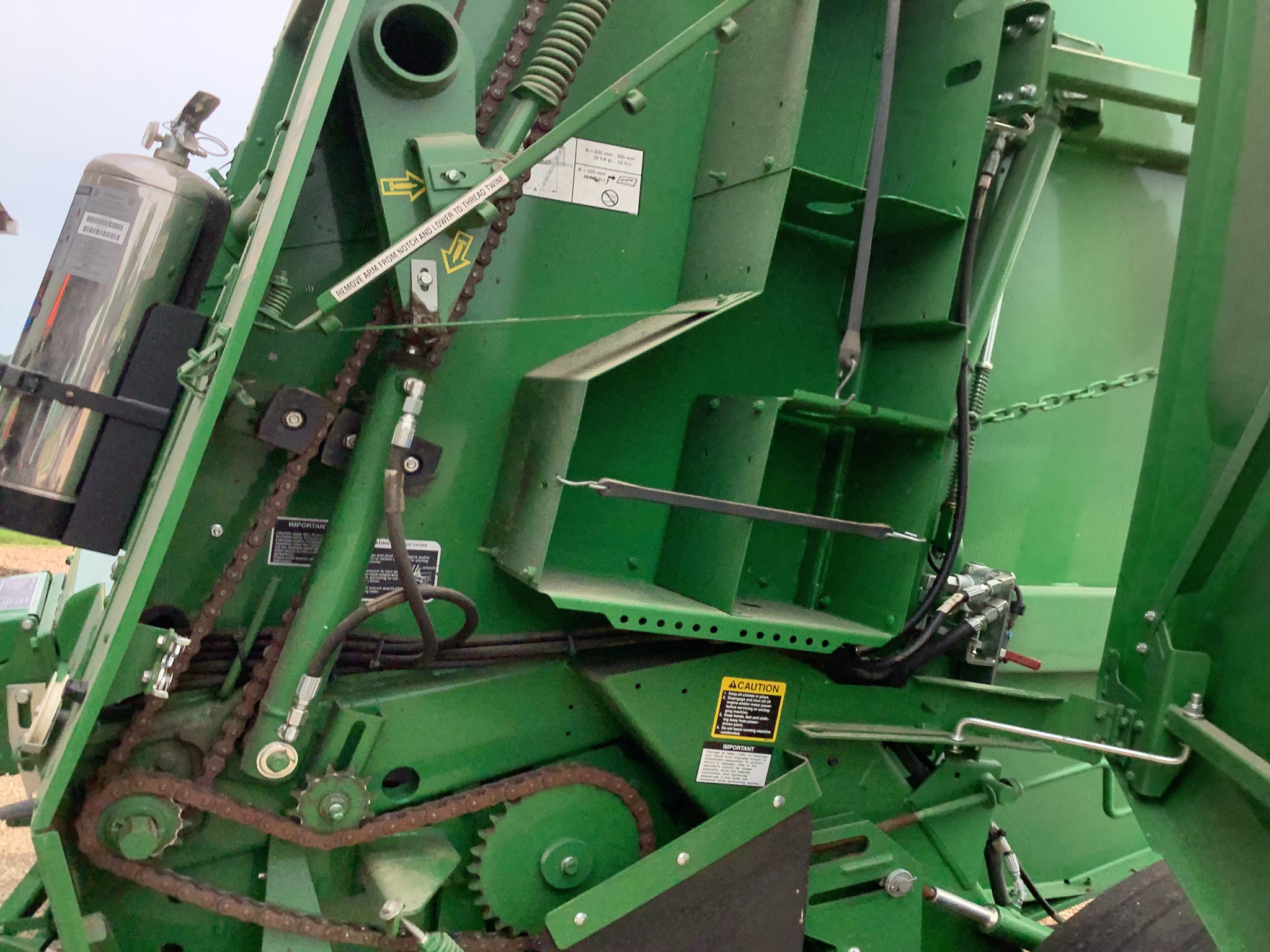 2021 John Deere 560M Image 9