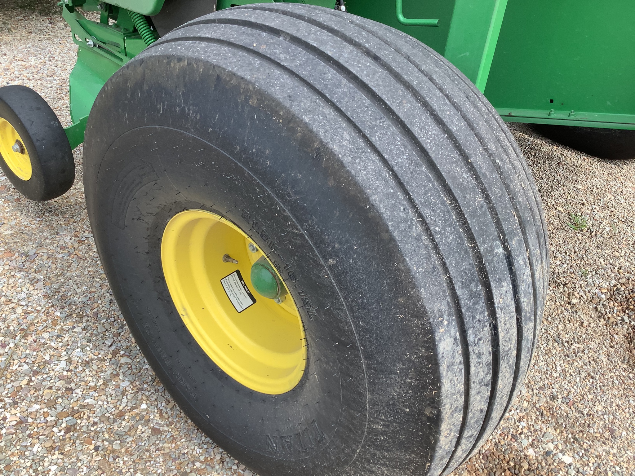 2021 John Deere 560M Image 24