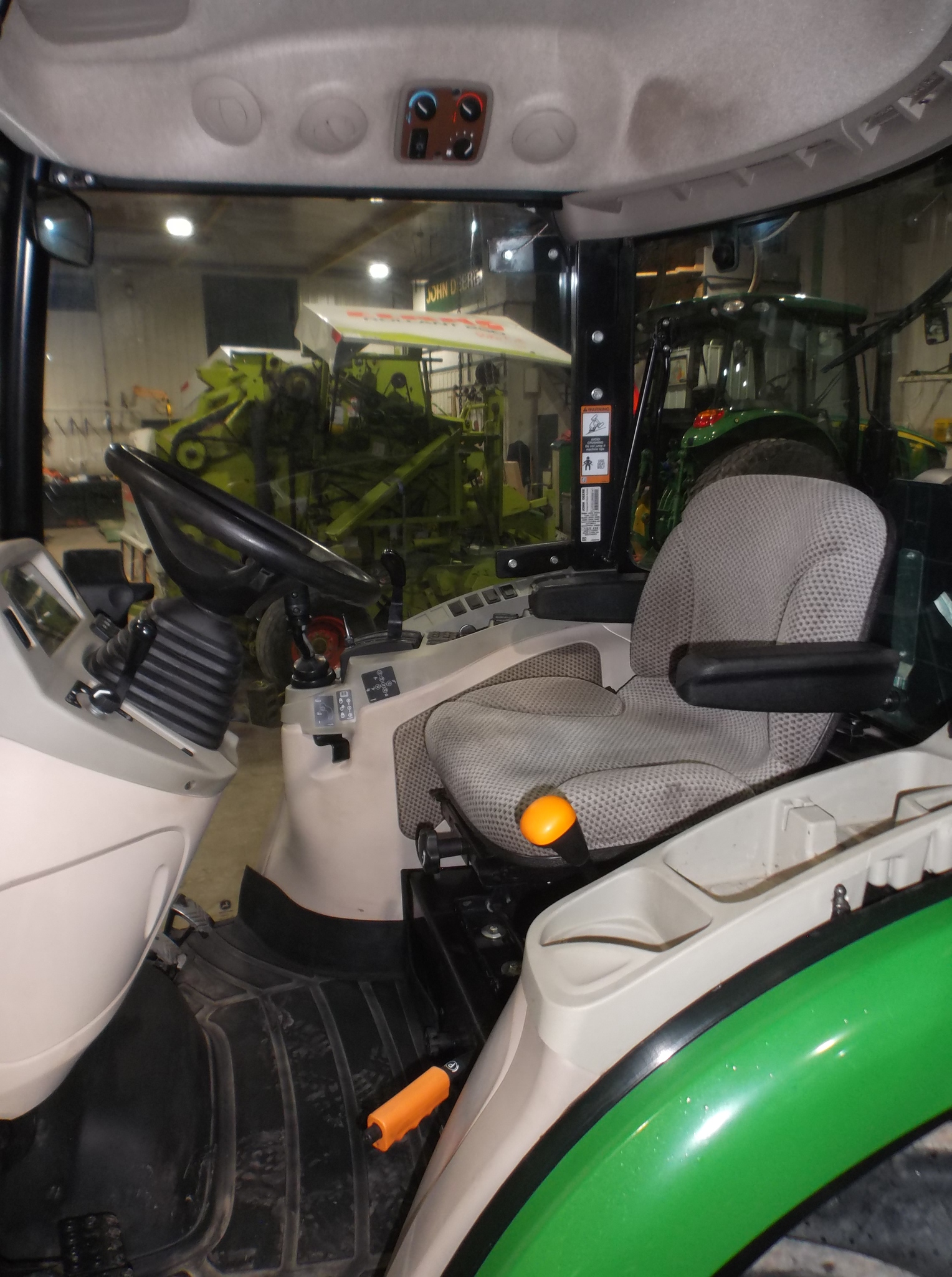 2021 John Deere 3039R Image 6