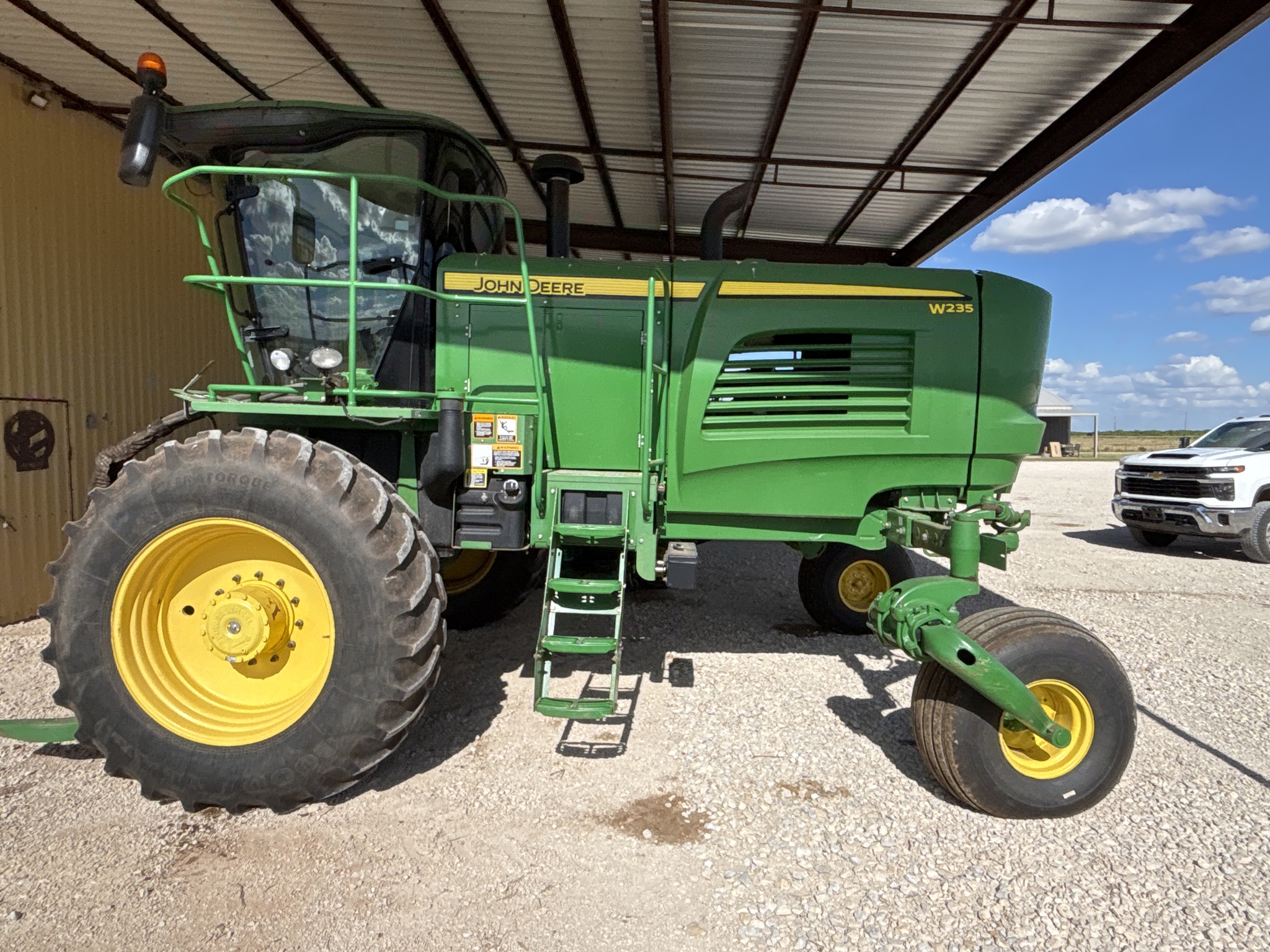 2016 John Deere W235 Image 1