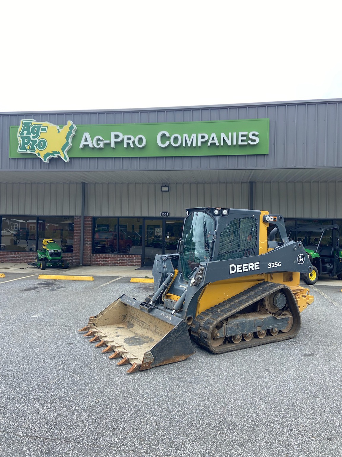 2019 John Deere 325G Image 1