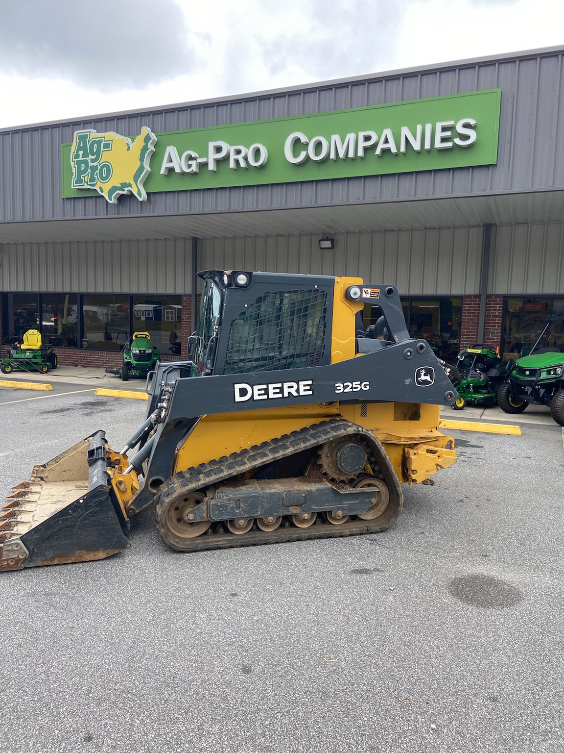 2019 John Deere 325G Image 3