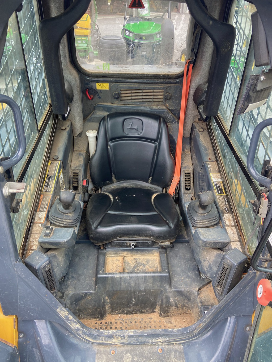 2019 John Deere 325G Image 8