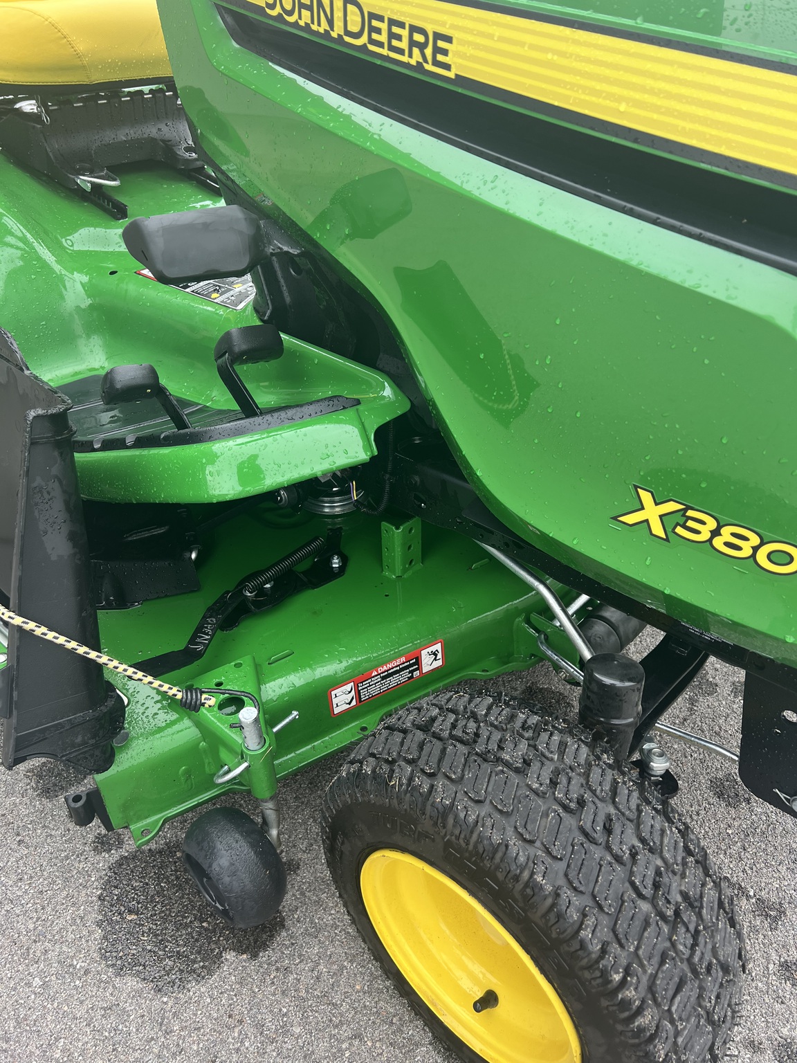 2023 John Deere X380 Image 9