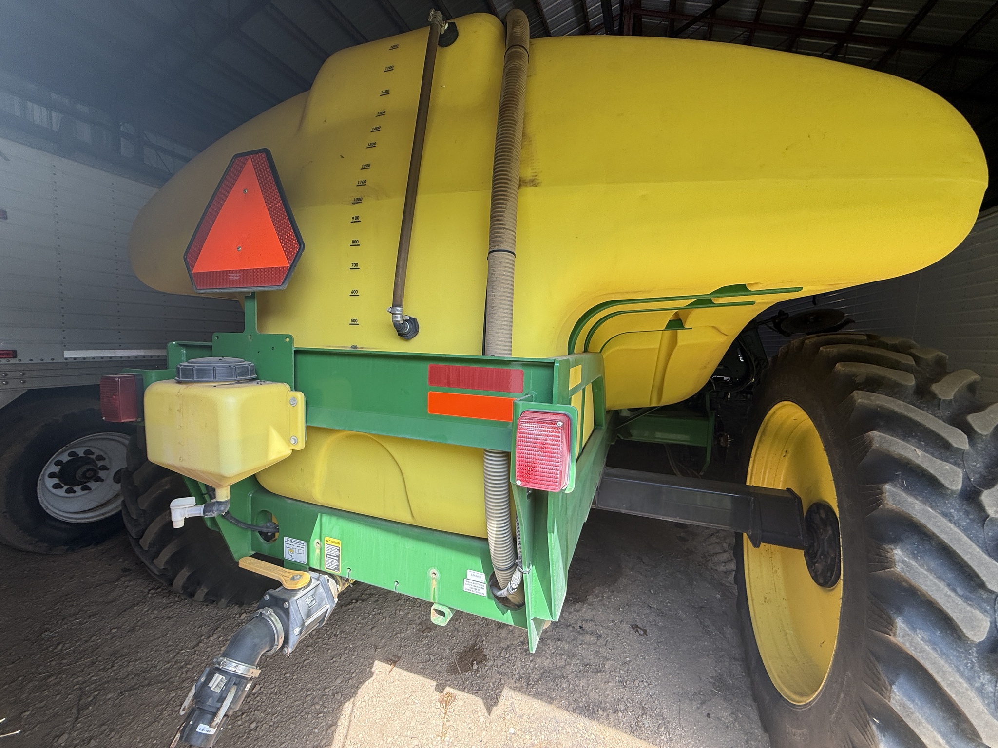 2014 Fast 8318 Image 4