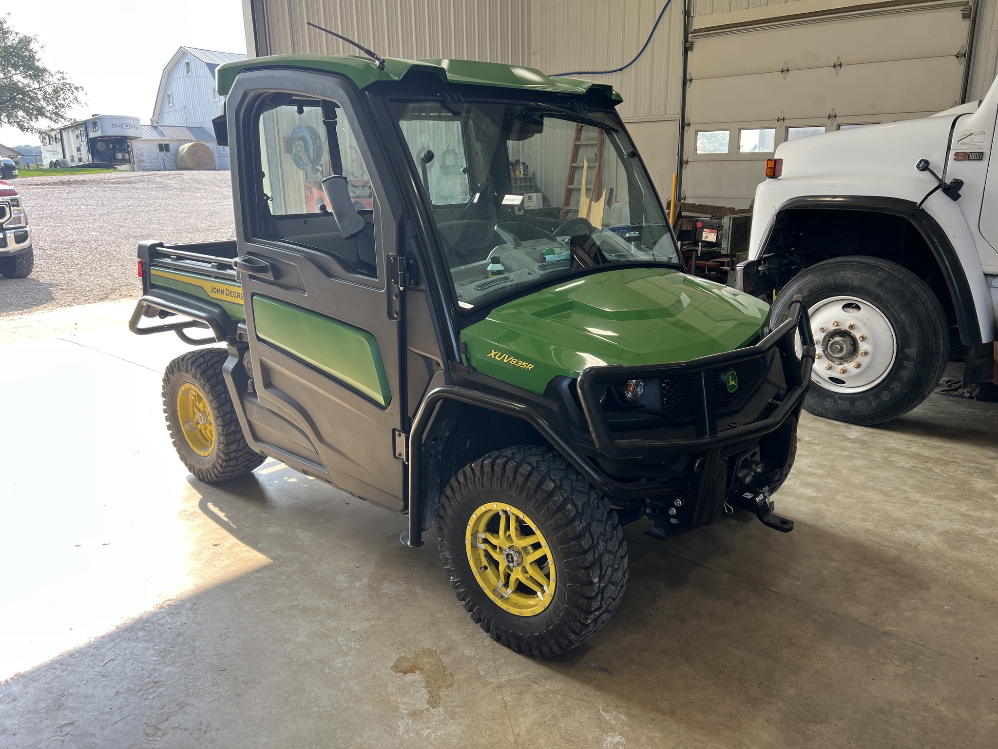 2022 John Deere XUV 835R Image 1