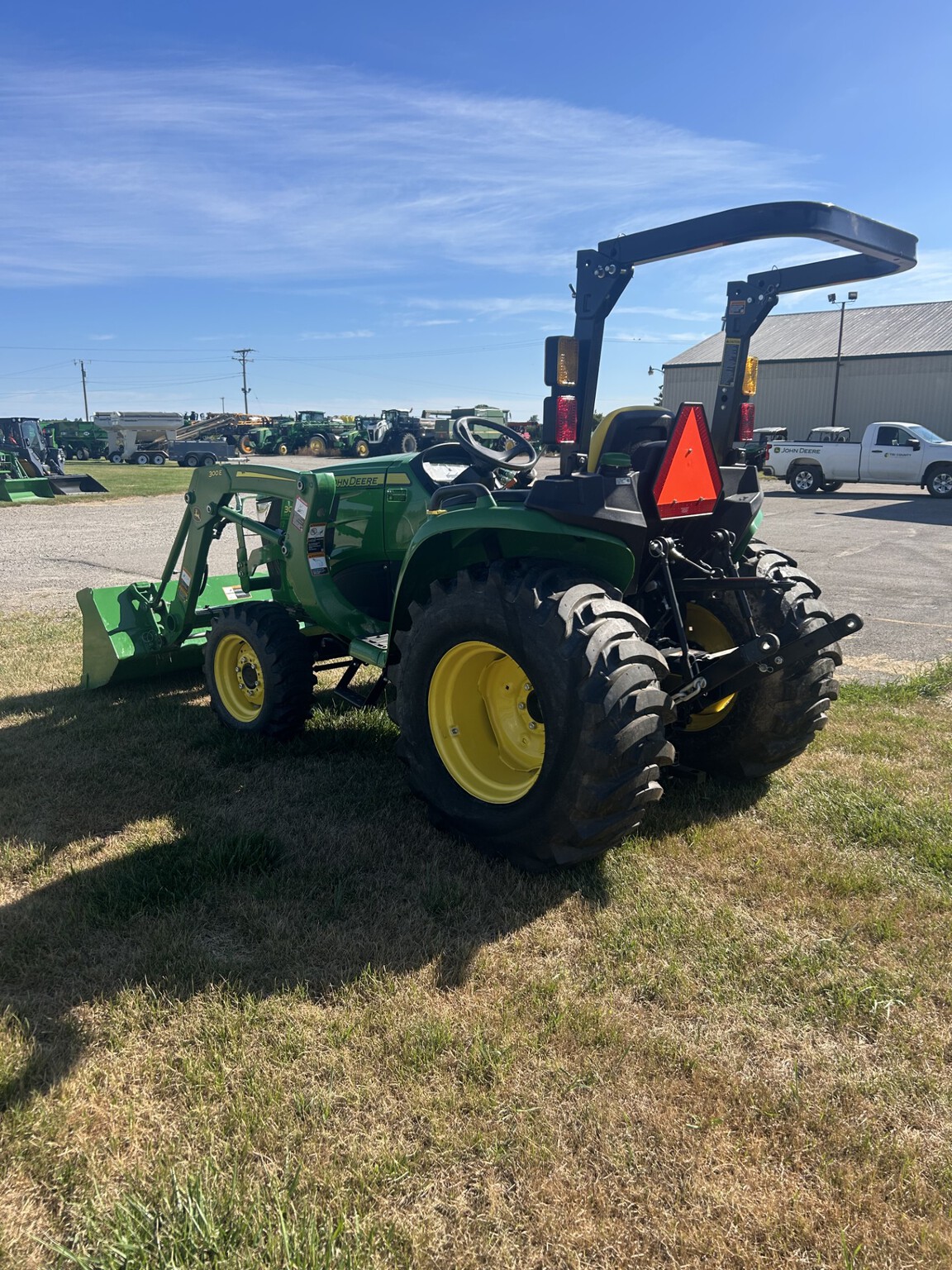 2023 John Deere 3025E Image 4