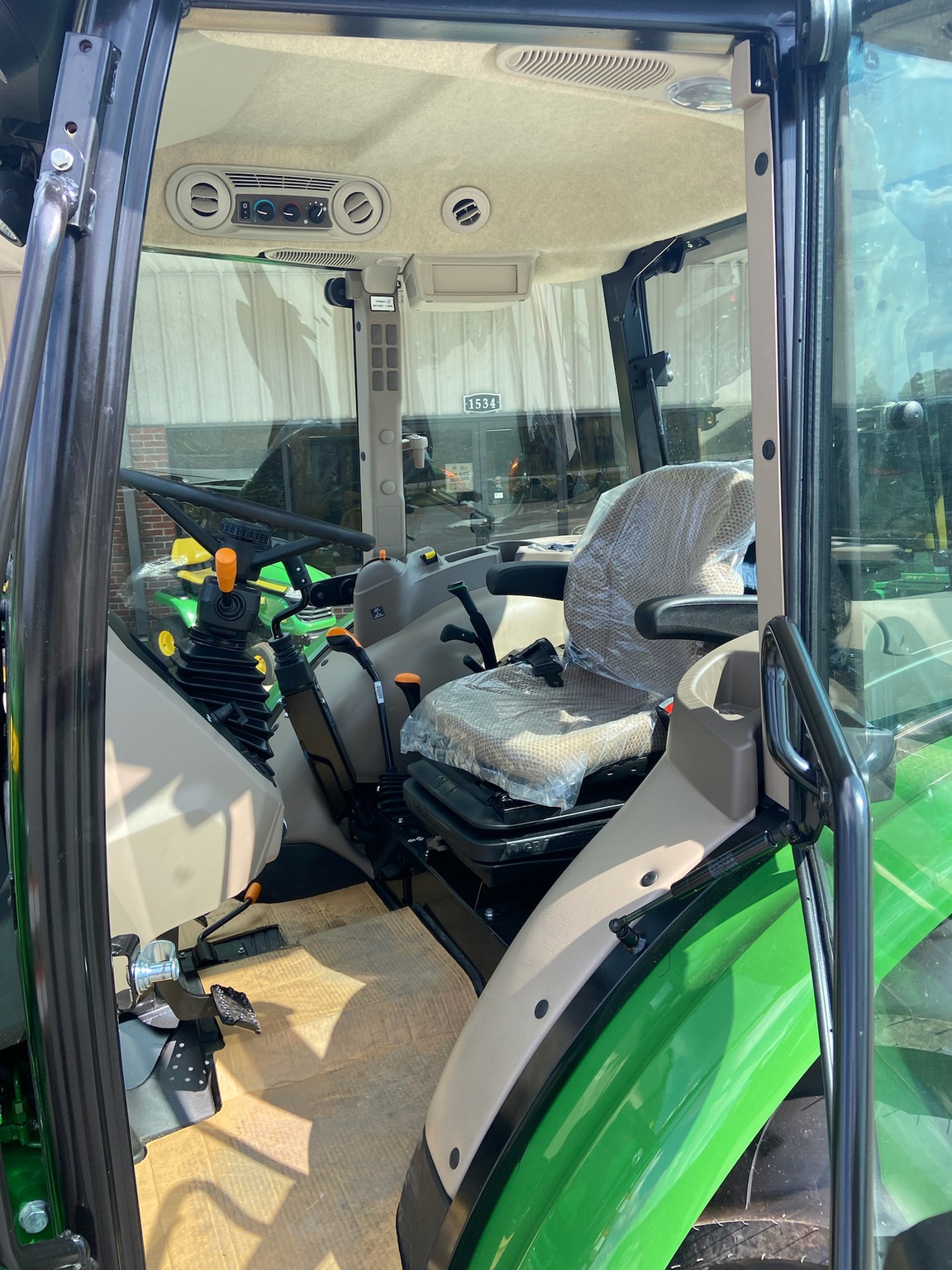 2025 John Deere 5067E Image 8