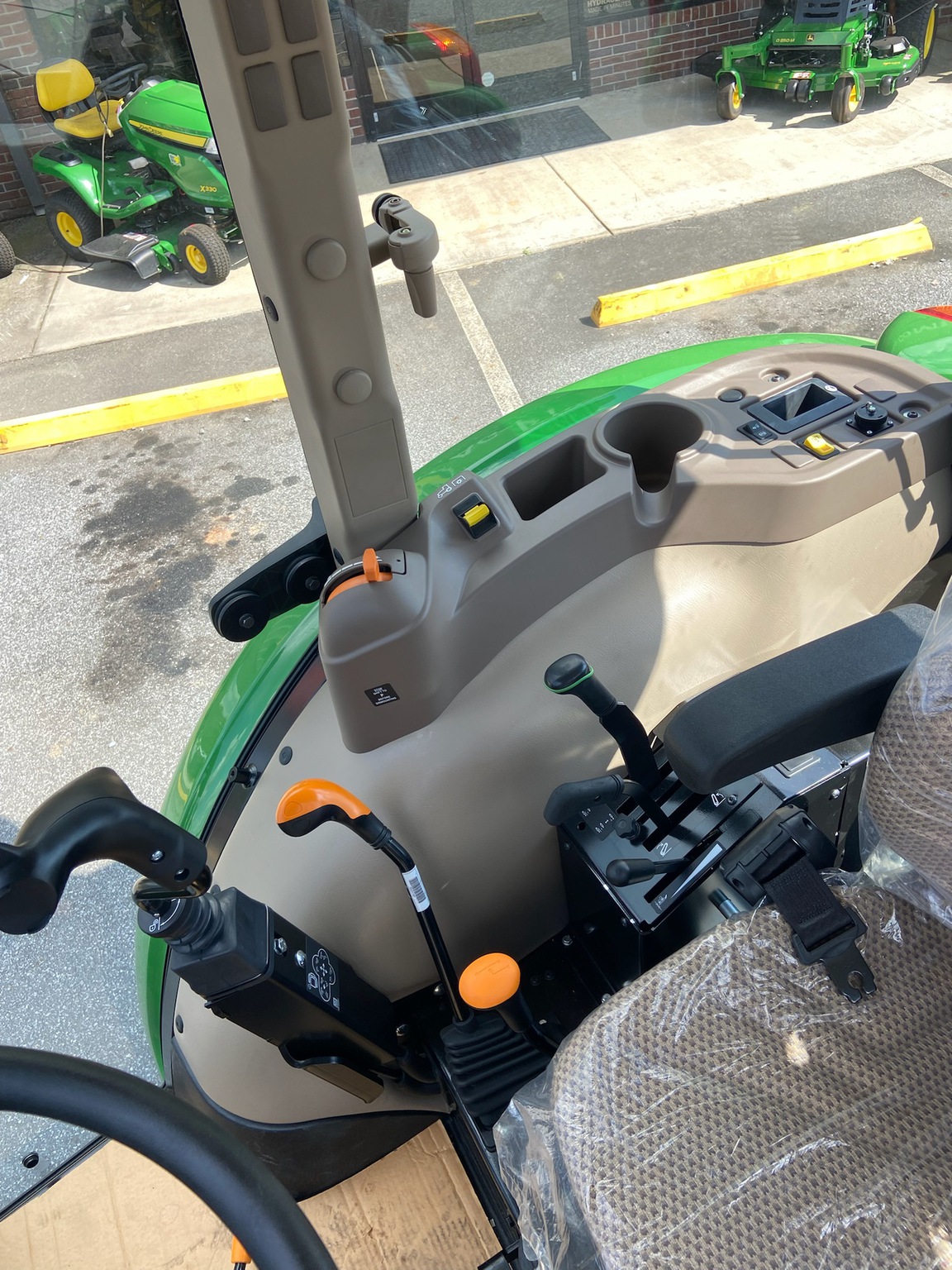 2025 John Deere 5067E Image 9