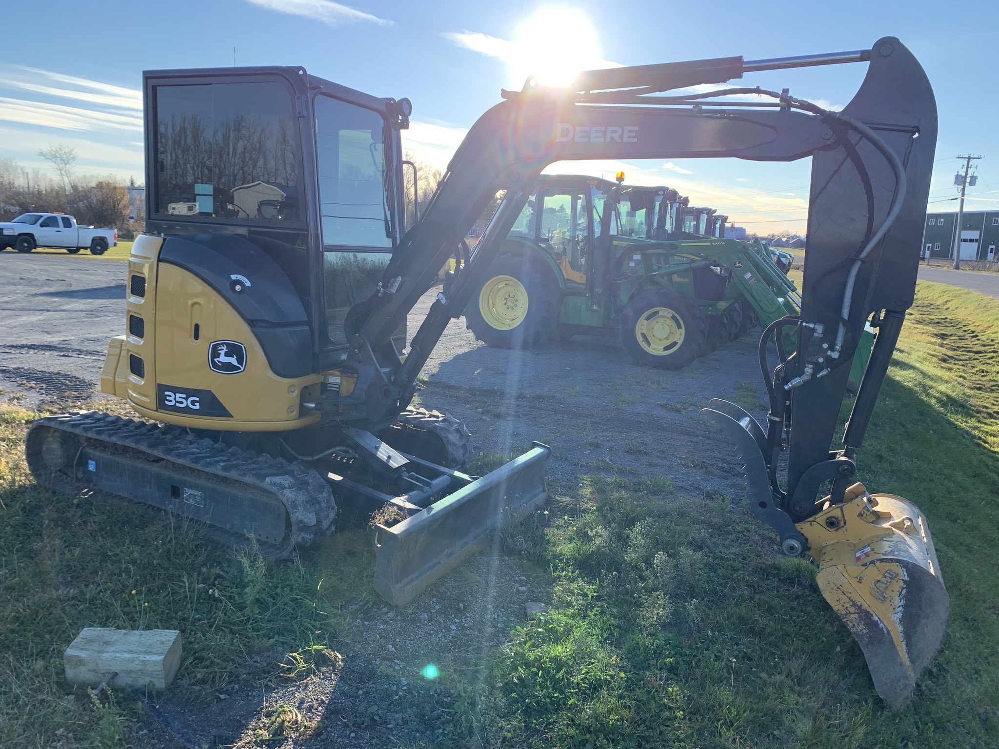 2022 John Deere 35G Image 4