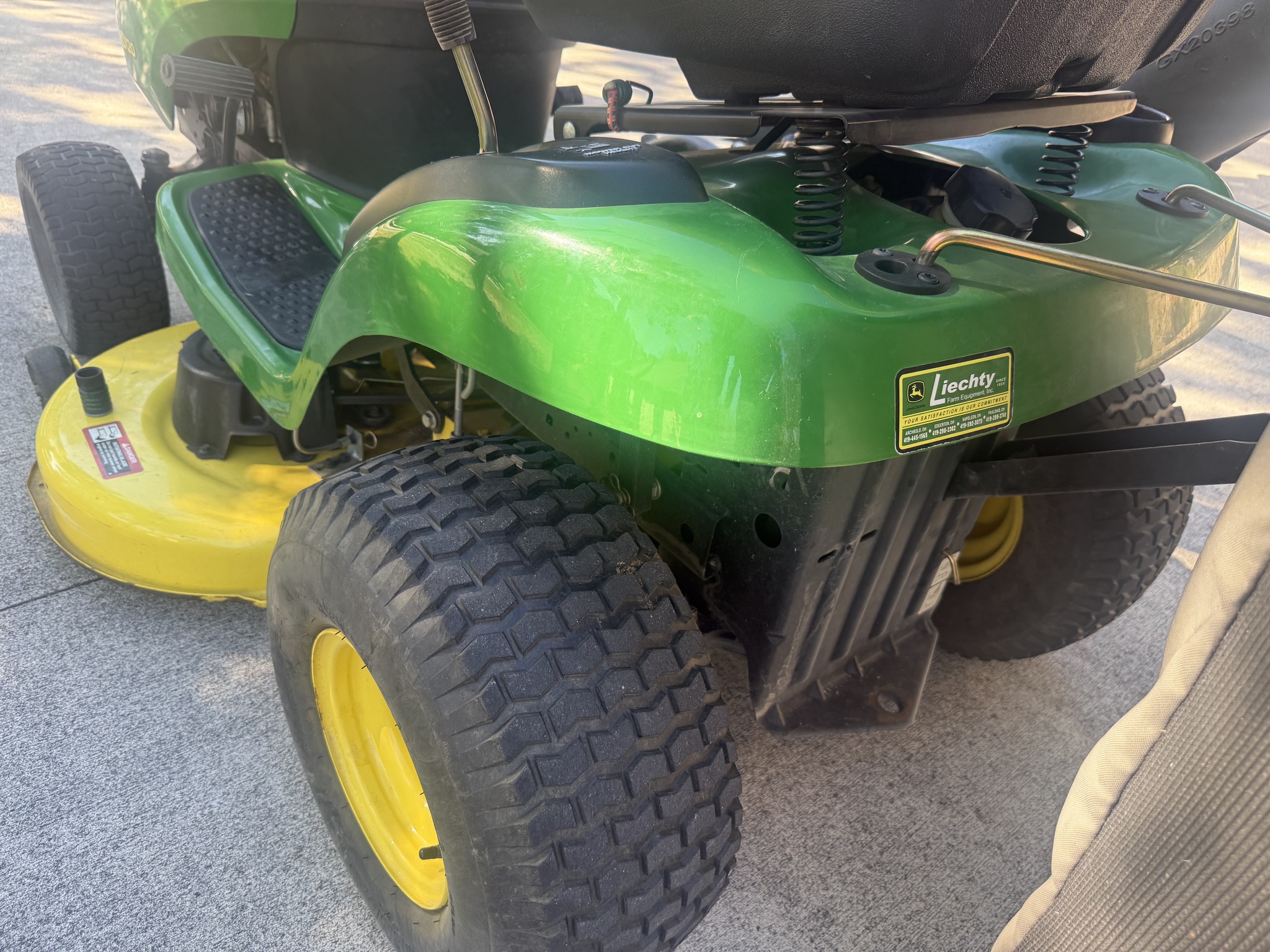 2011 John Deere D120 Image 5