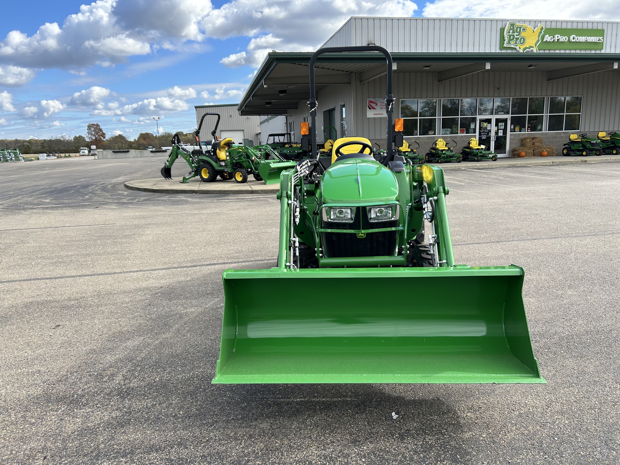 2025 John Deere 3032E Image 3