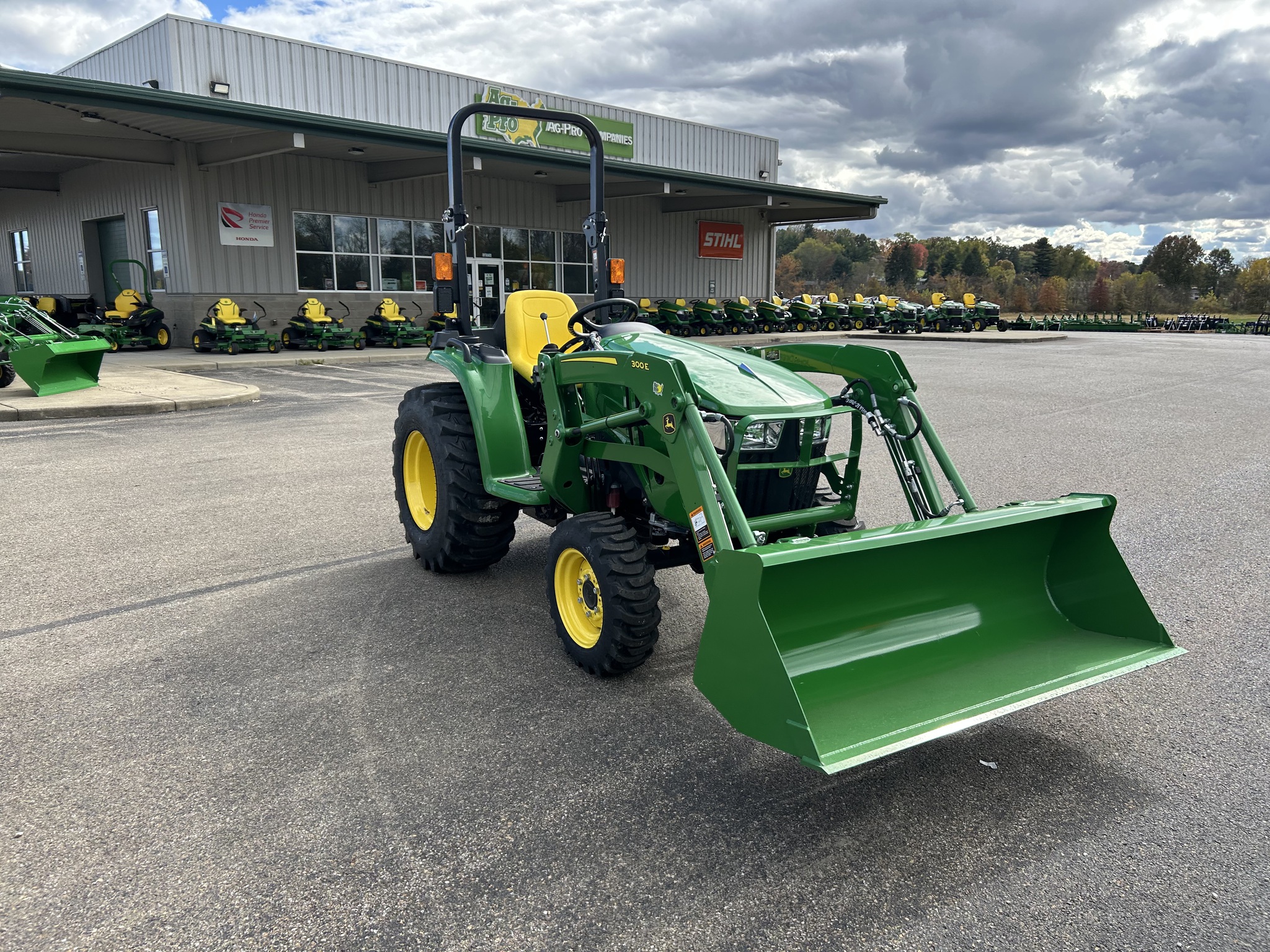 2025 John Deere 3032E Image 4
