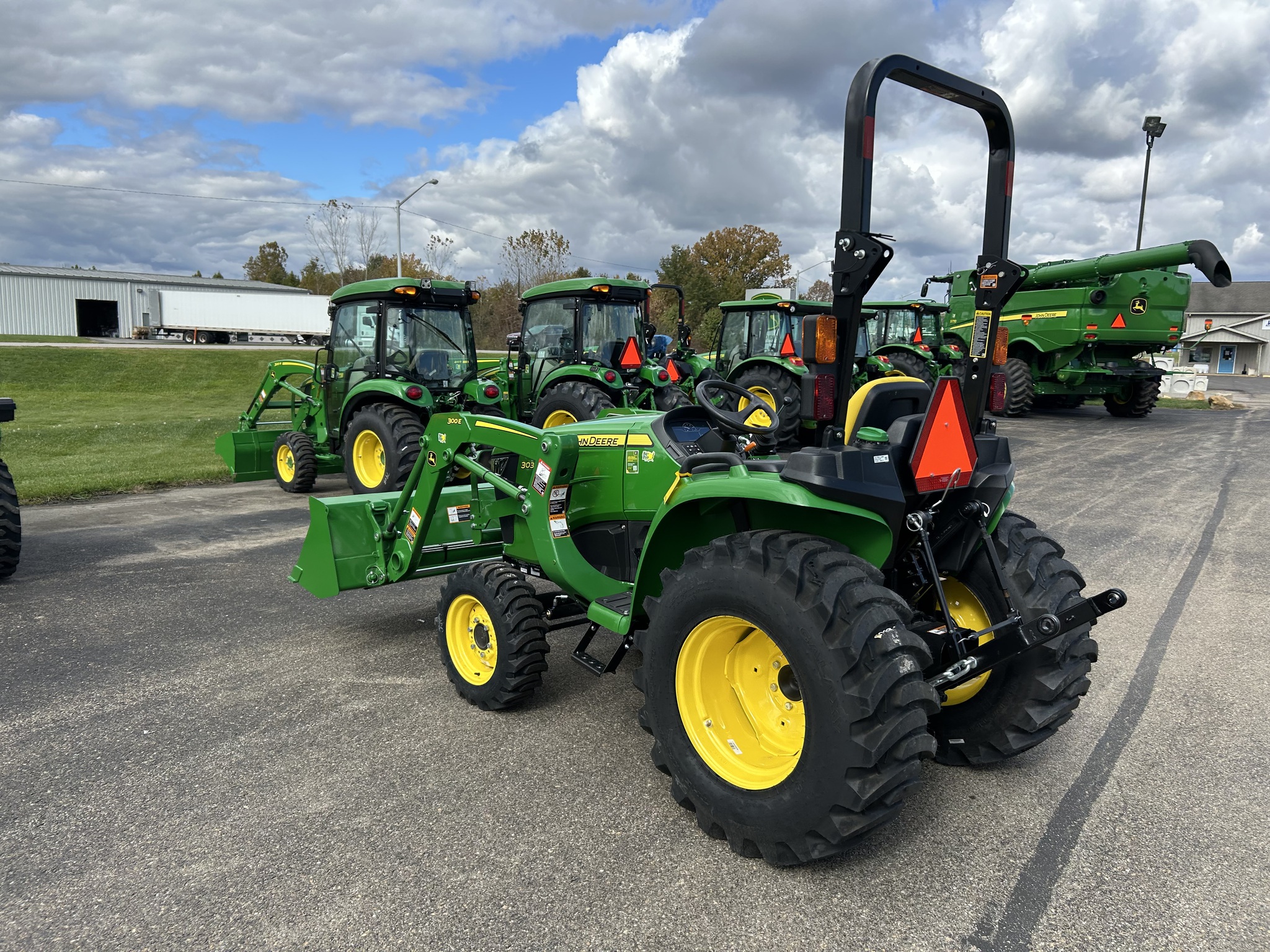 2025 John Deere 3032E Image 8