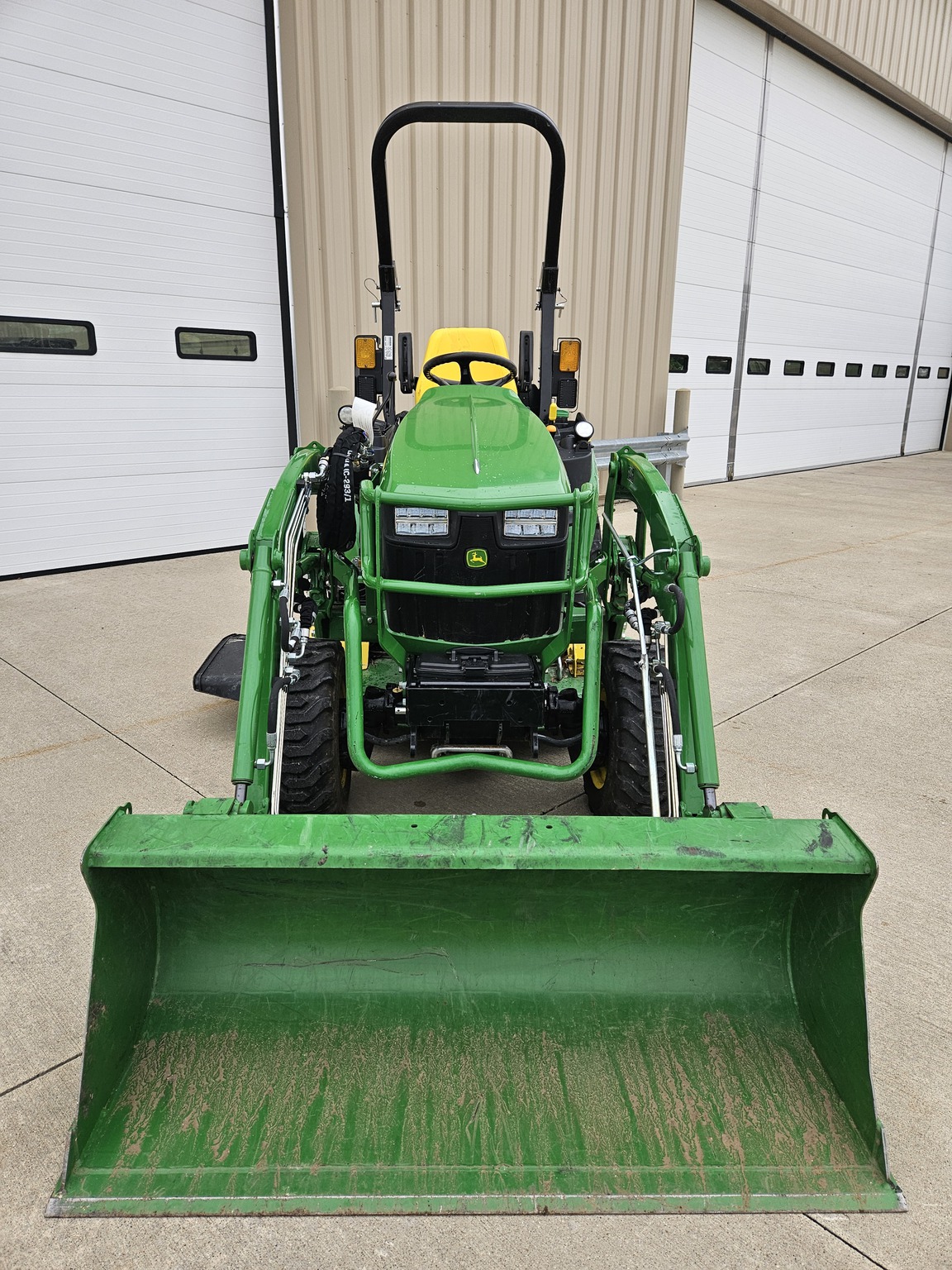 2023 John Deere 2025R Image 2