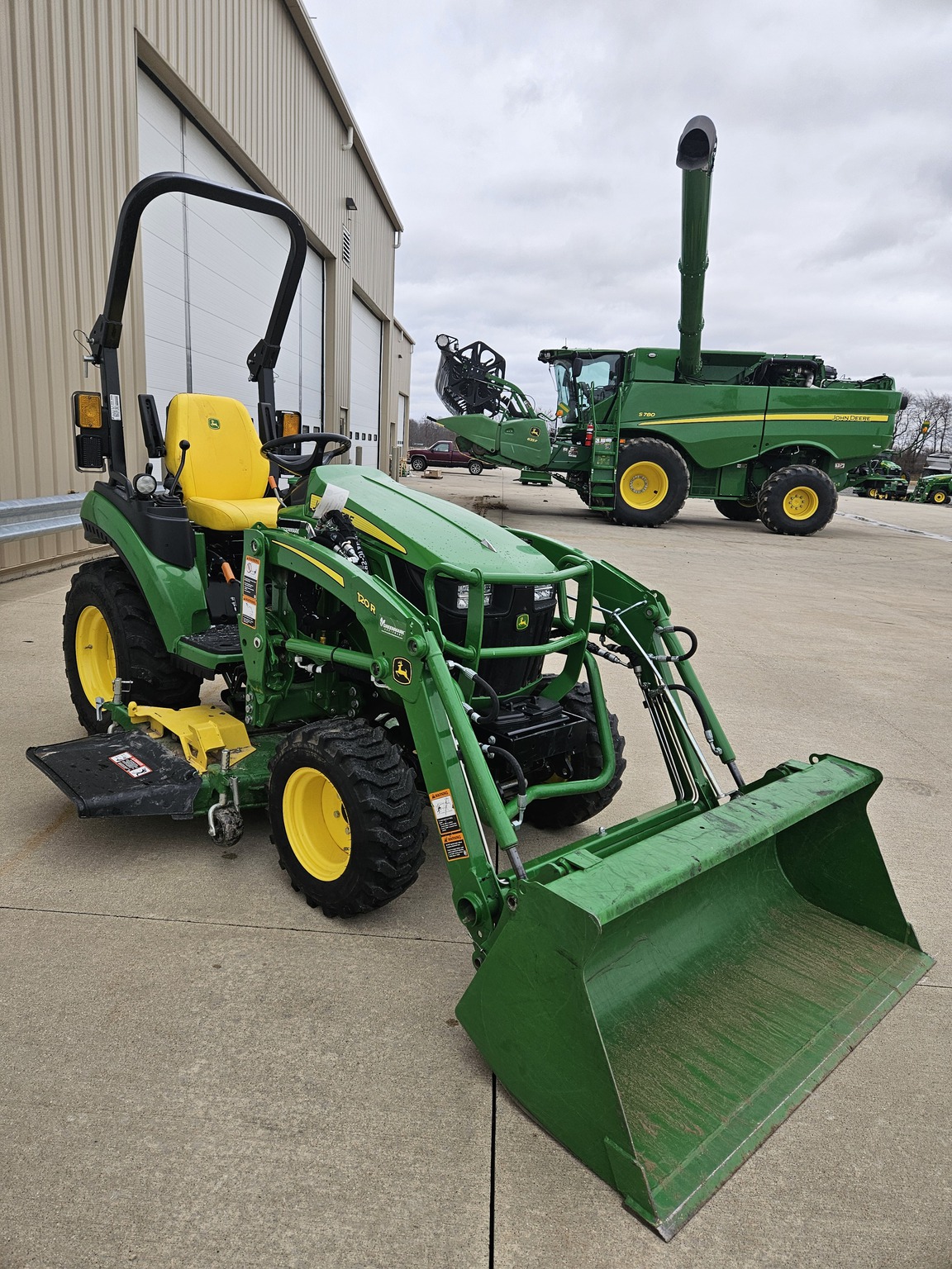 2023 John Deere 2025R Image 3