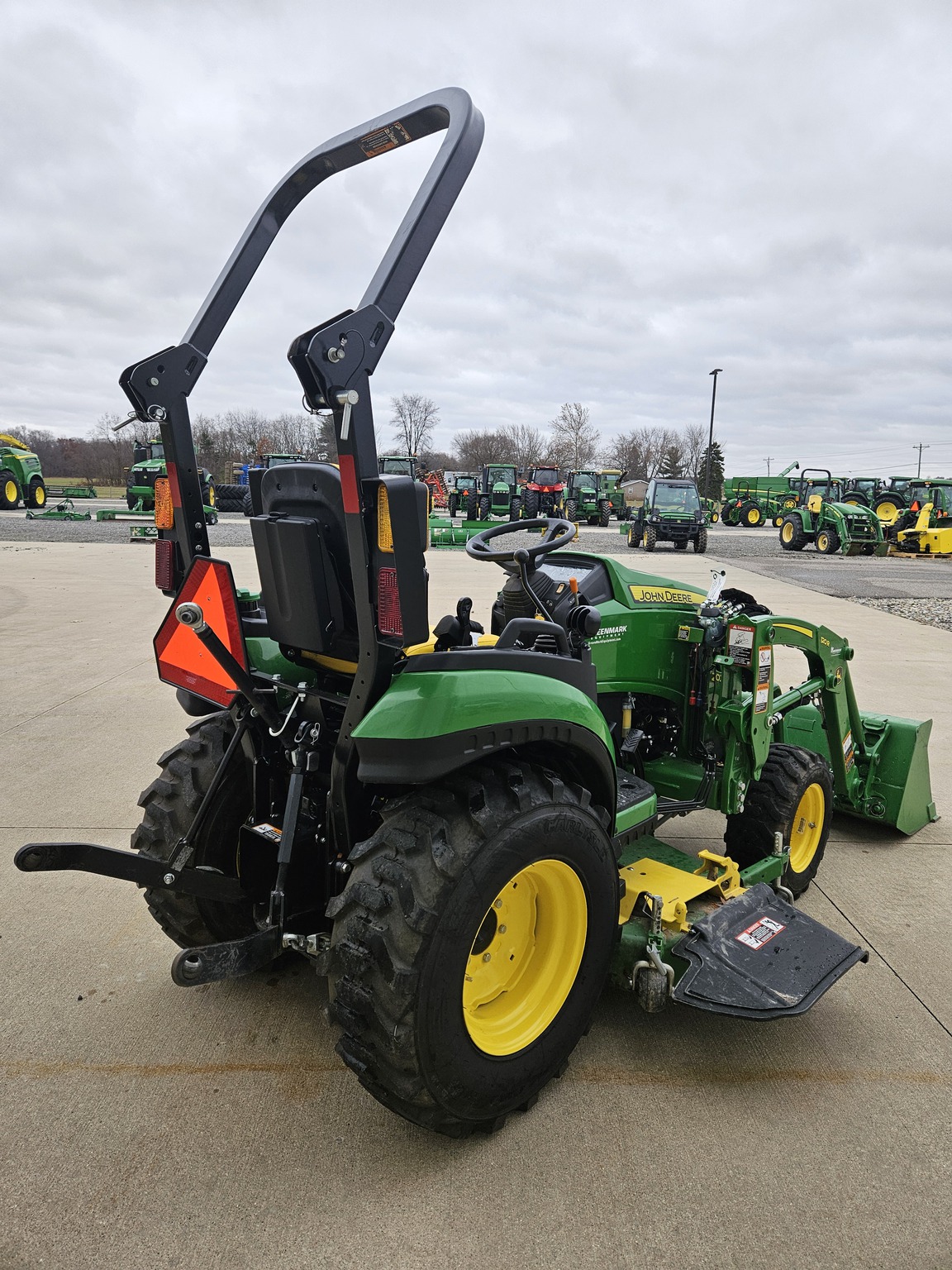 2023 John Deere 2025R Image 5
