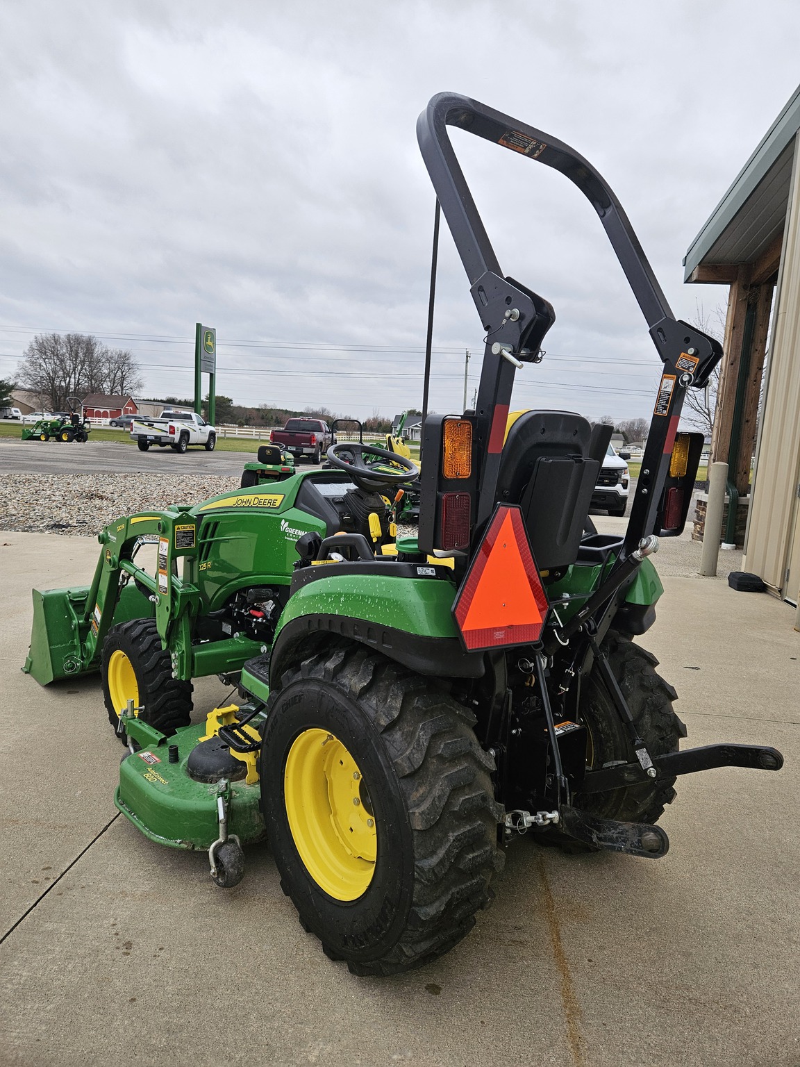 2023 John Deere 2025R Image 6