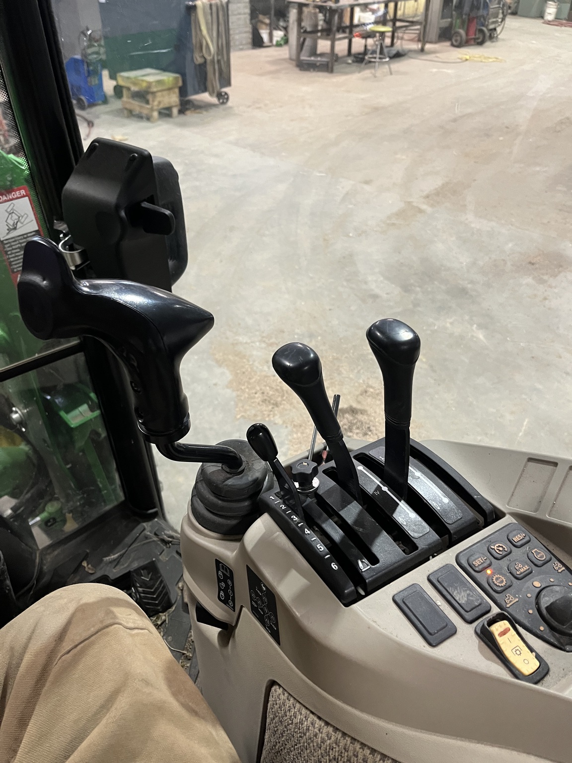 2023 John Deere 4066R Image 4