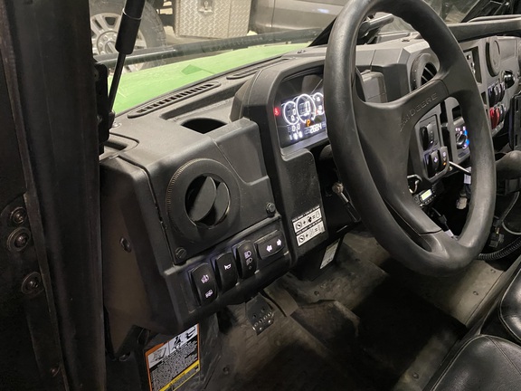2025 John Deere XUV 845M - Photo9