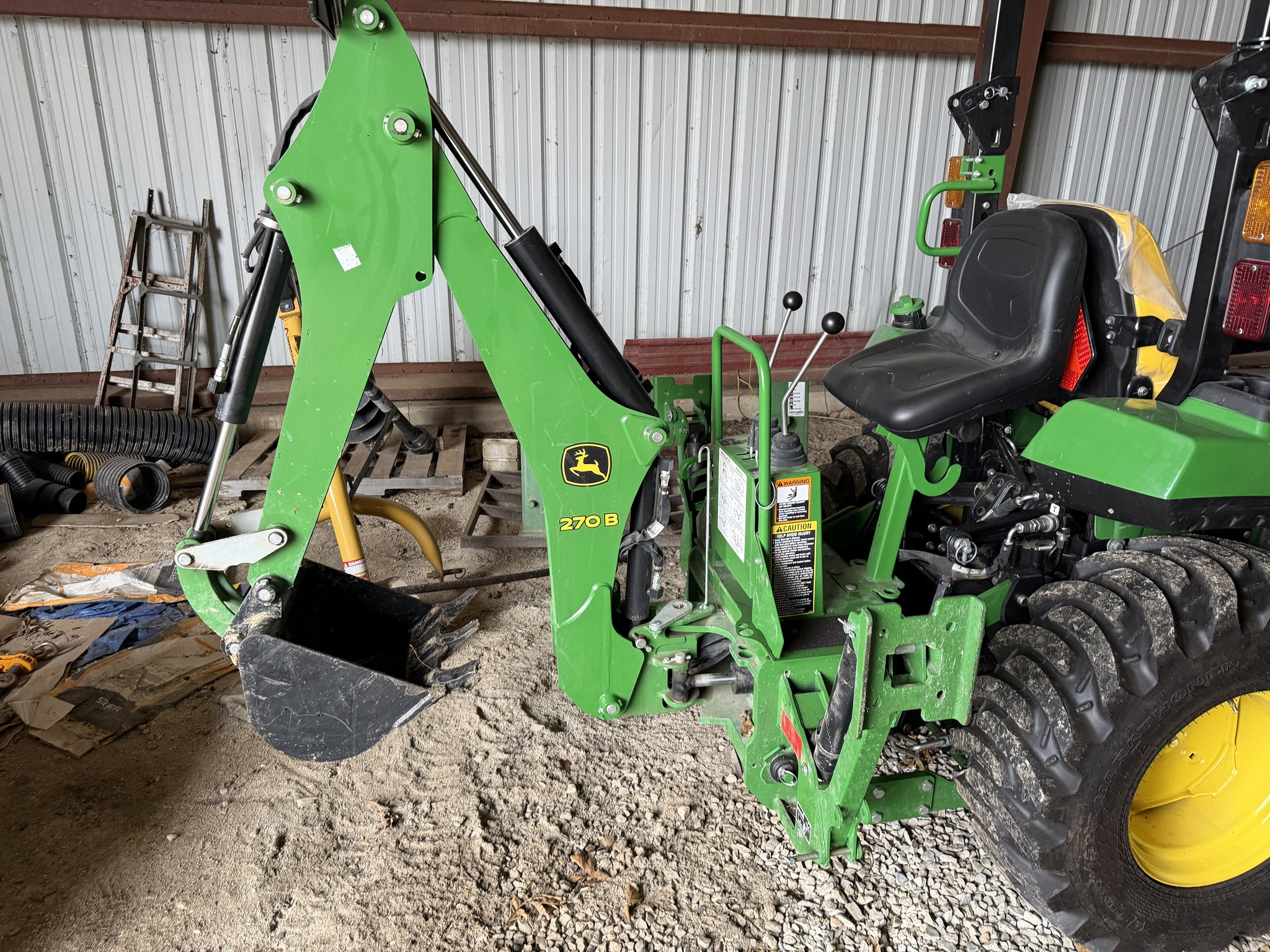 2023 John Deere 2032R Image 2