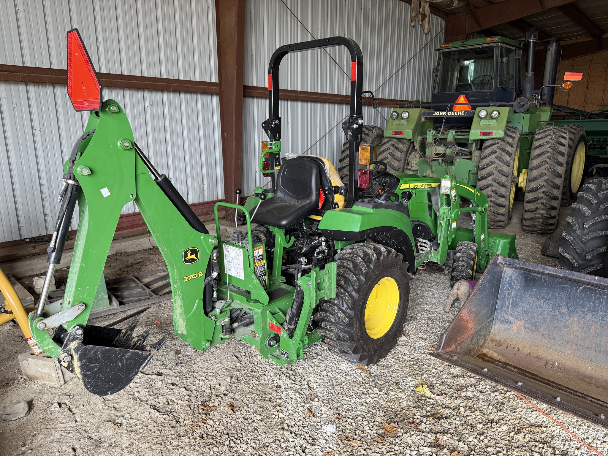 2023 John Deere 2032R Image 3