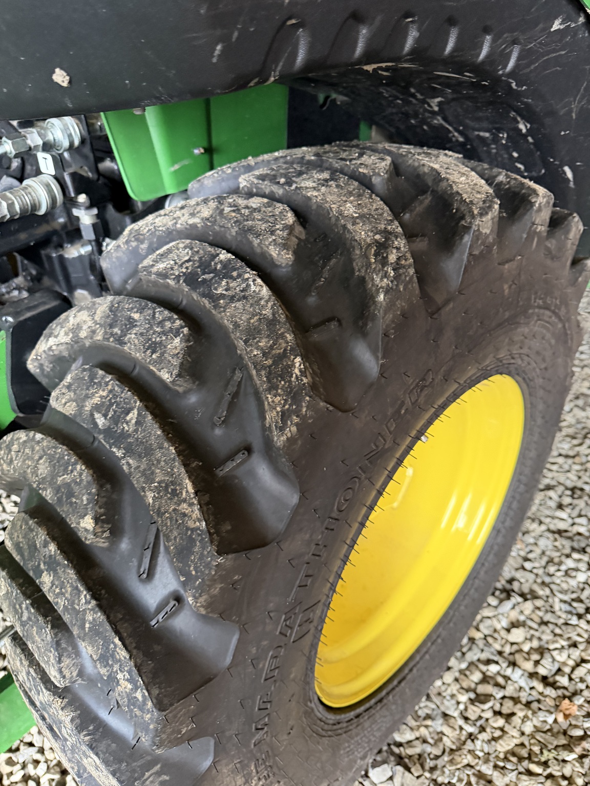 2023 John Deere 2032R Image 7