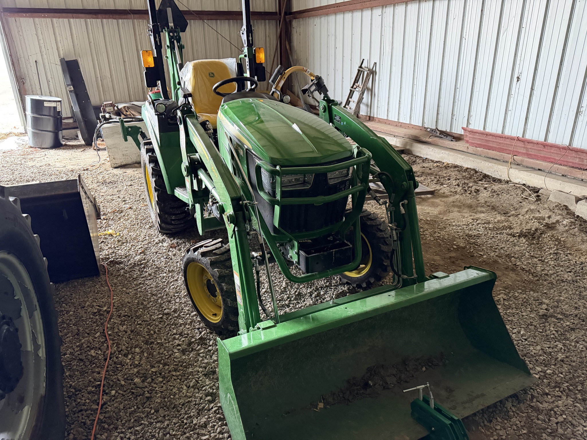 2023 John Deere 2032R Image 4