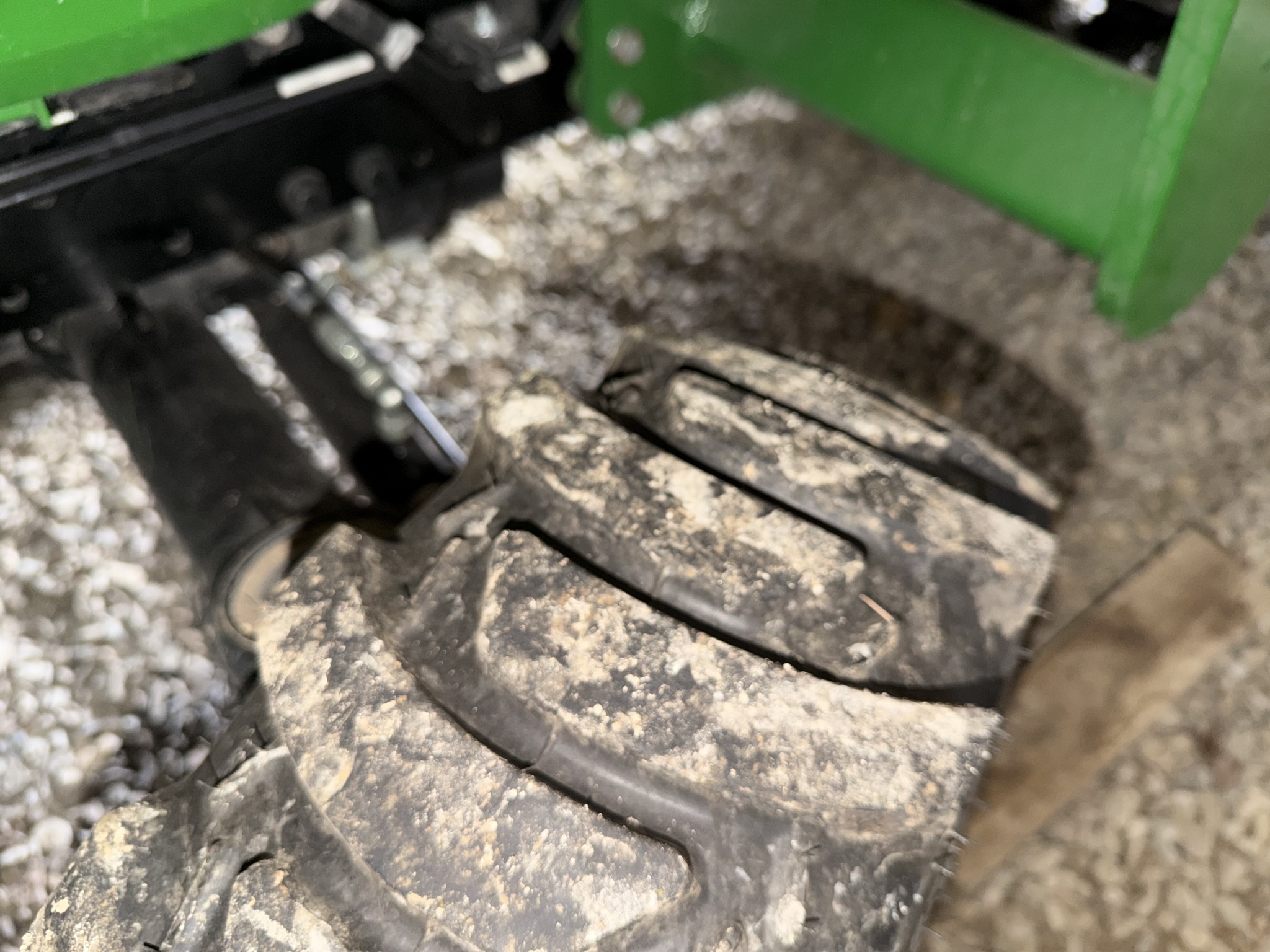 2023 John Deere 2032R Image 8