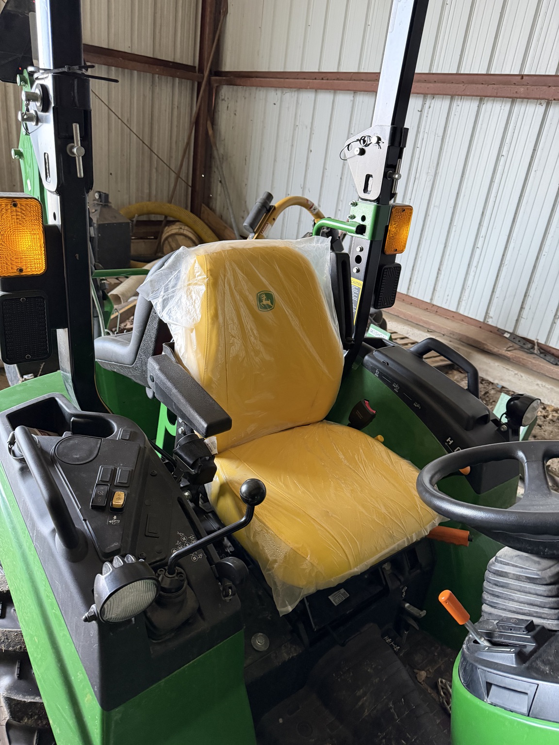 2023 John Deere 2032R Image 13