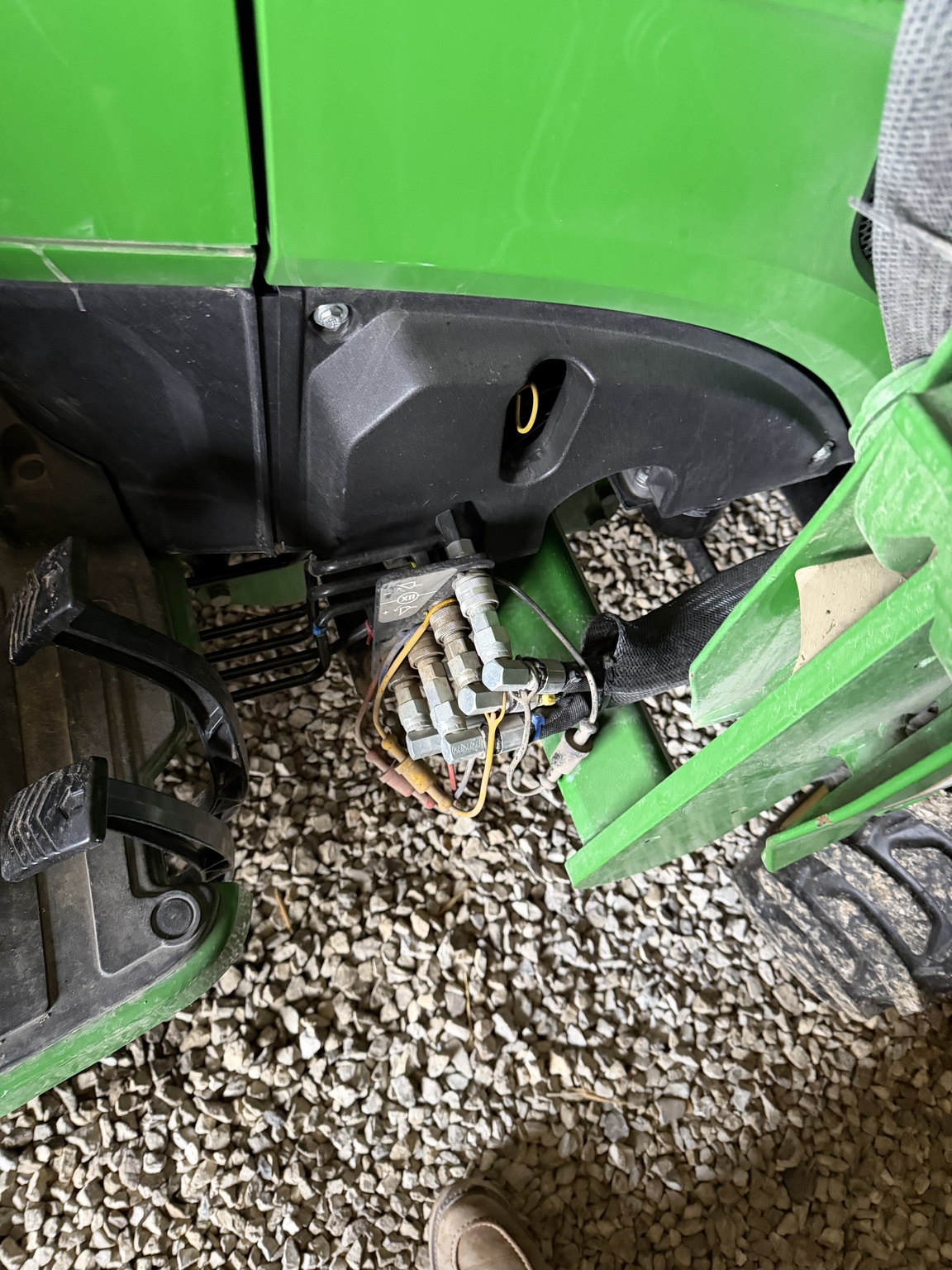 2023 John Deere 2032R Image 14