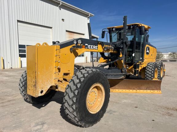 Photo of a 2023 John Deere 772G
