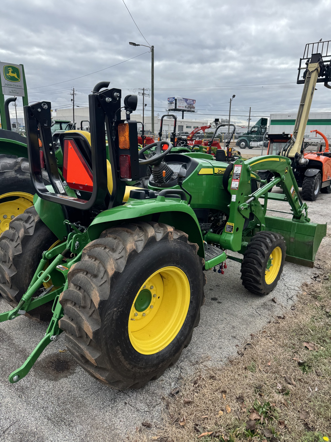 2025 John Deere 3033R Image 3