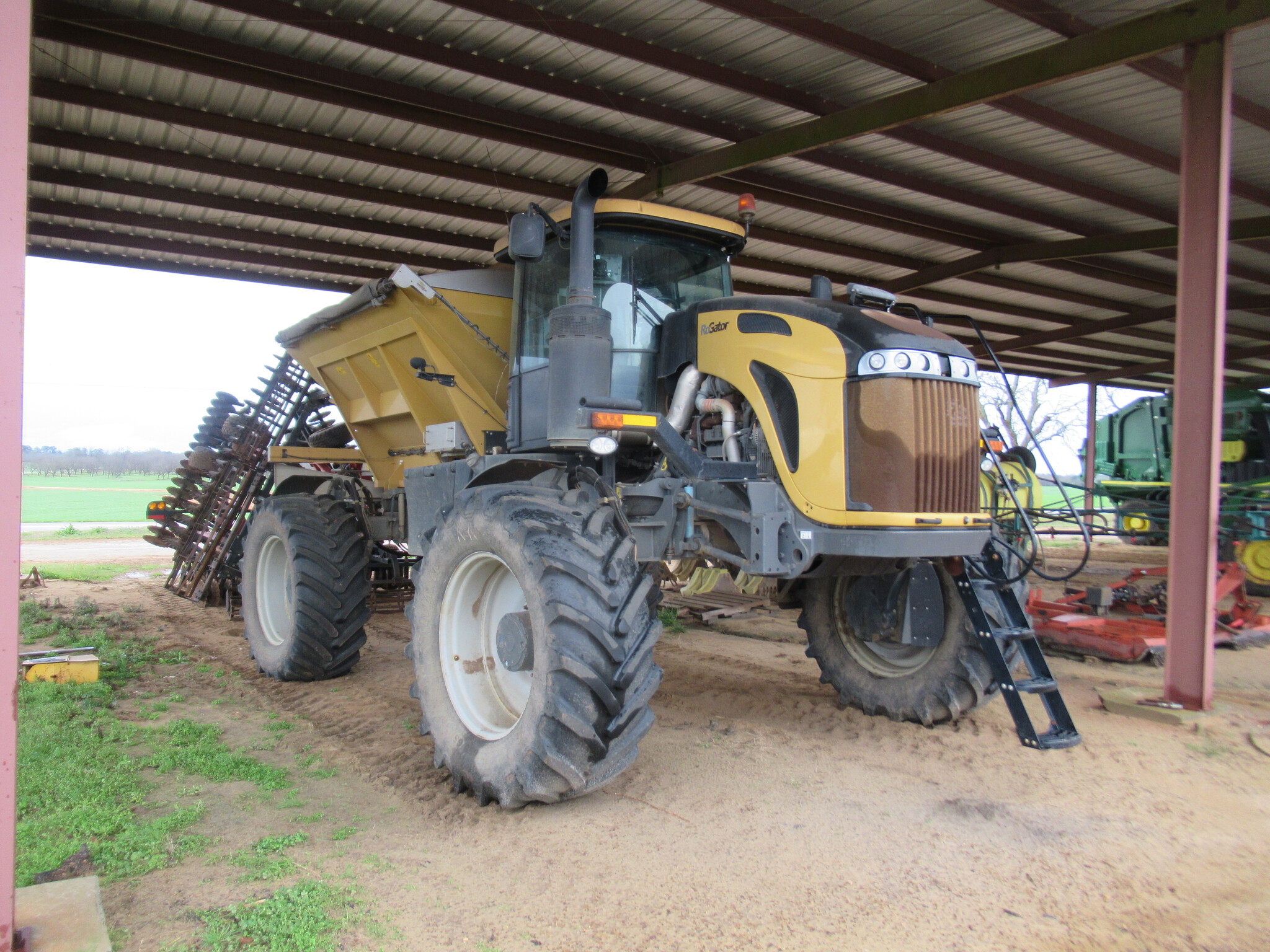 2020 RoGator RG1100C Image 2